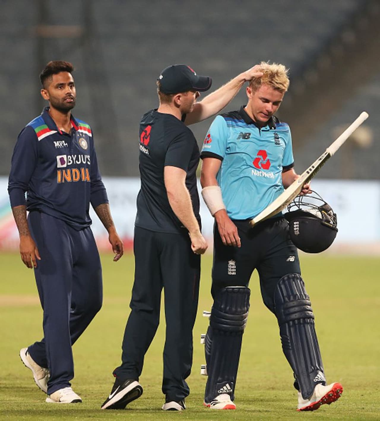 <p>ఇండియాలో వన్డే సిరీస్ ముగించుకున్న సామ్ కుర్రాన్, మొయిన్ ఆలీ నేరుగా చెన్నై సూపర్ కింగ్స్ క్యాంపుతో కలిశారు. బయో బబుల్ ట్రాన్స్ఫర్ నిబంధన కారణంగా క్వారంటైన్ లేకుండానే ప్రాక్టీస్ మొదలెట్టేశారు క్రికెటర్లు...</p> <p>ఇండియాలో వన్డే సిరీస్ ముగించుకున్న సామ్ కుర్రాన్, మొయిన్ ఆలీ నేరుగా చెన్నై సూపర్ కింగ్స్ క్యాంపుతో కలిశారు. బయో బబుల్ ట్రాన్స్ఫర్ నిబంధన కారణంగా క్వారంటైన్ లేకుండానే ప్రాక్టీస్ మొదలెట్టేశారు క్రికెటర్లు...</p>