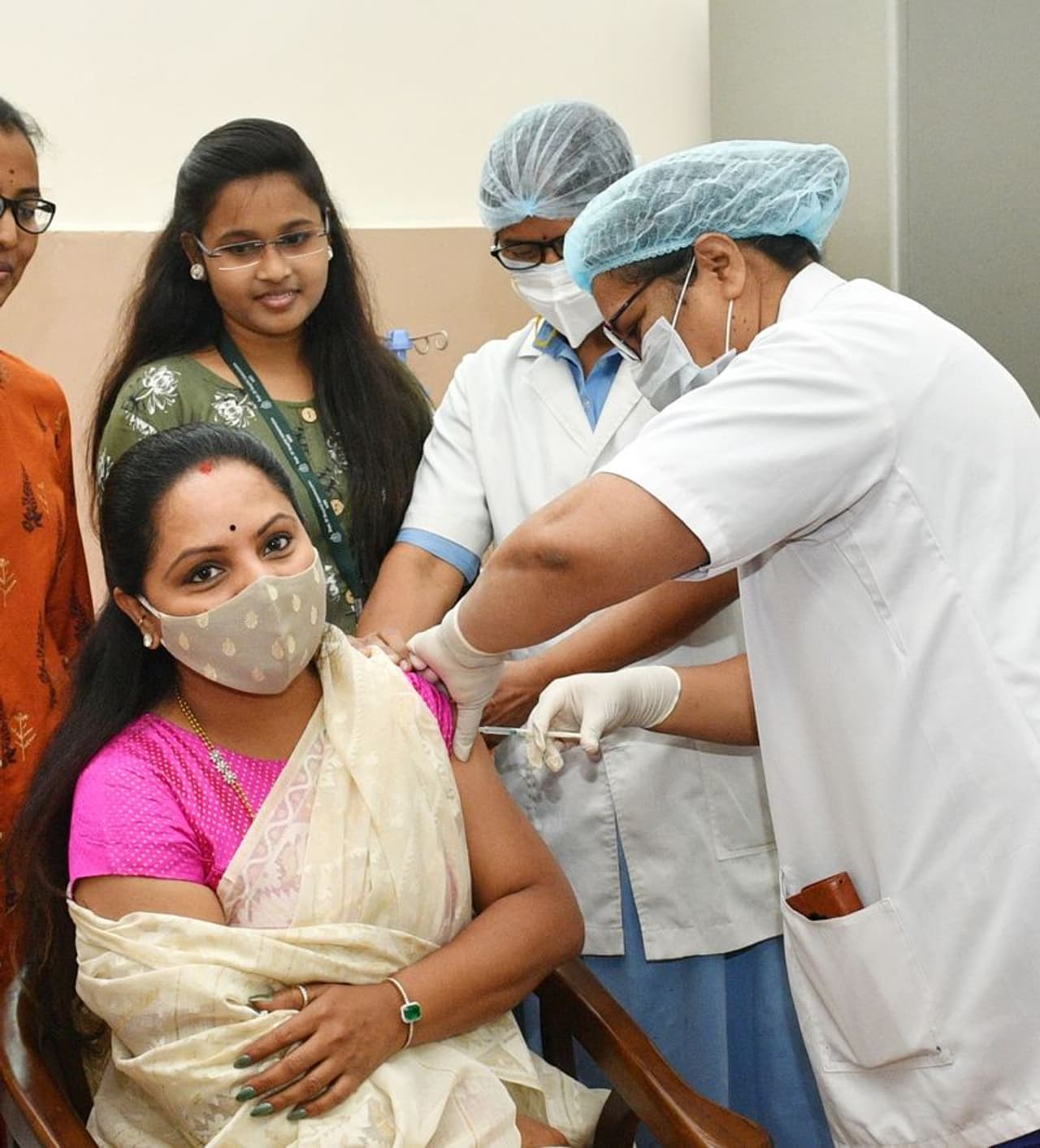 హైదరాబాద్: తెలంగాణలో కరోనా వ్యాప్తి మళ్ళీ మొదలయ్యింది. ఈ క్రమంలోనే రాష్ట్ర ప్రభుత్వం వ్యాక్సినేషన్ ప్రక్రియను వేగవంతం చేసింది. ఇటీవల సీఎం కేసీఆర్ అల్లుడు, ఎమ్మెల్సీ కవిత భర్త కరోనా బారినపడిన విషయం తెలిసిందే. ఈ నేపథ్యంలో ముందుజాగ్రత్త చర్యల్లో భాగంగా ఎమ్మెల్సీ కవిత కరోనా వ్యాక్సిన్ తీసుకున్నారు. హైదరాబాద్: తెలంగాణలో కరోనా వ్యాప్తి మళ్ళీ మొదలయ్యింది. ఈ క్రమంలోనే రాష్ట్ర ప్రభుత్వం వ్యాక్సినేషన్ ప్రక్రియను వేగవంతం చేసింది. ఇటీవల సీఎం కేసీఆర్ అల్లుడు, ఎమ్మెల్సీ కవిత భర్త కరోనా బారినపడిన విషయం తెలిసిందే. ఈ నేపథ్యంలో ముందుజాగ్రత్త చర్యల్లో భాగంగా ఎమ్మెల్సీ కవిత కరోనా వ్యాక్సిన్ తీసుకున్నారు.