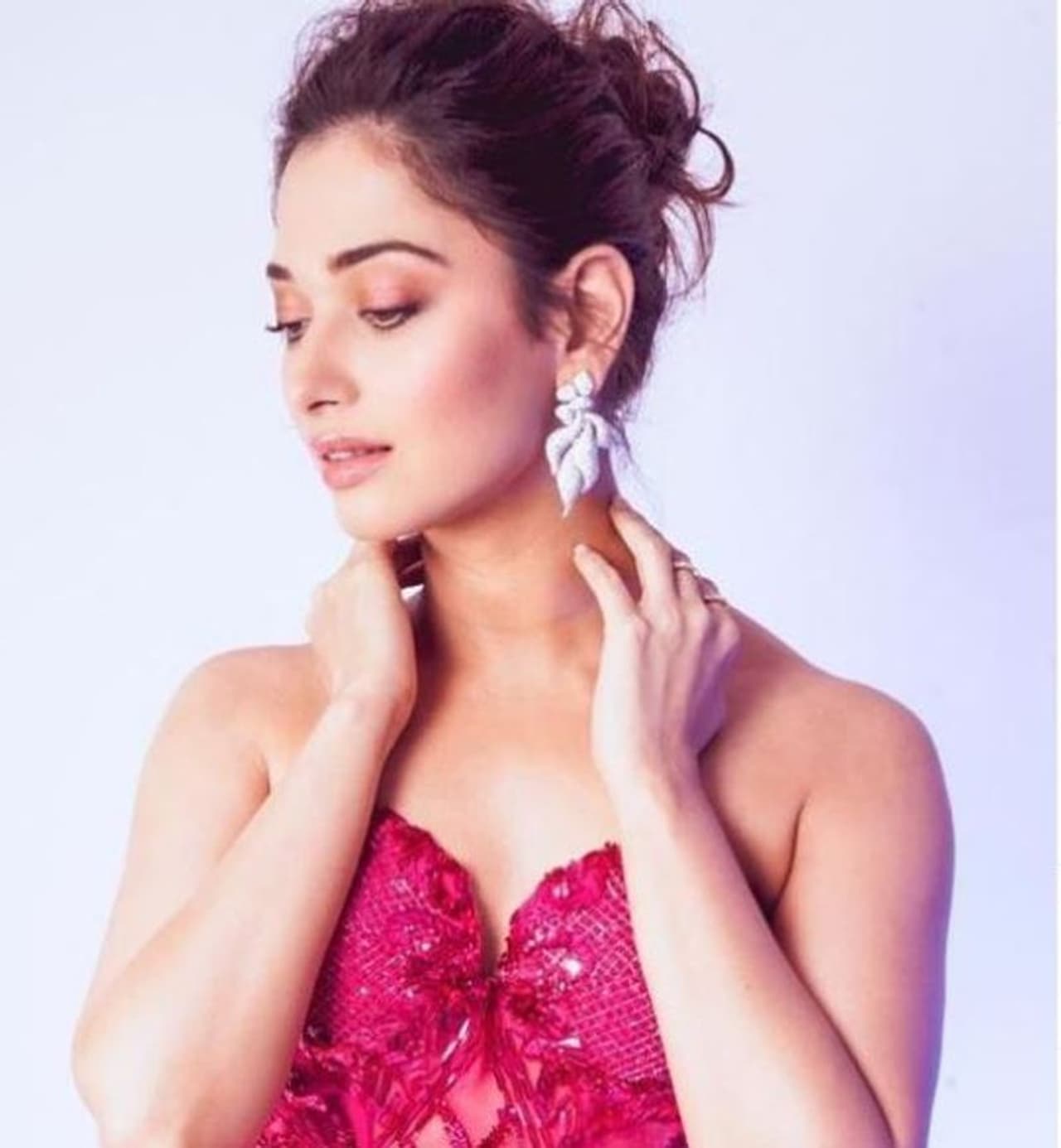 <p>பிங்க் நிற உடையில் கிக் ஏற்றும் தமன்னா&nbsp;</p>