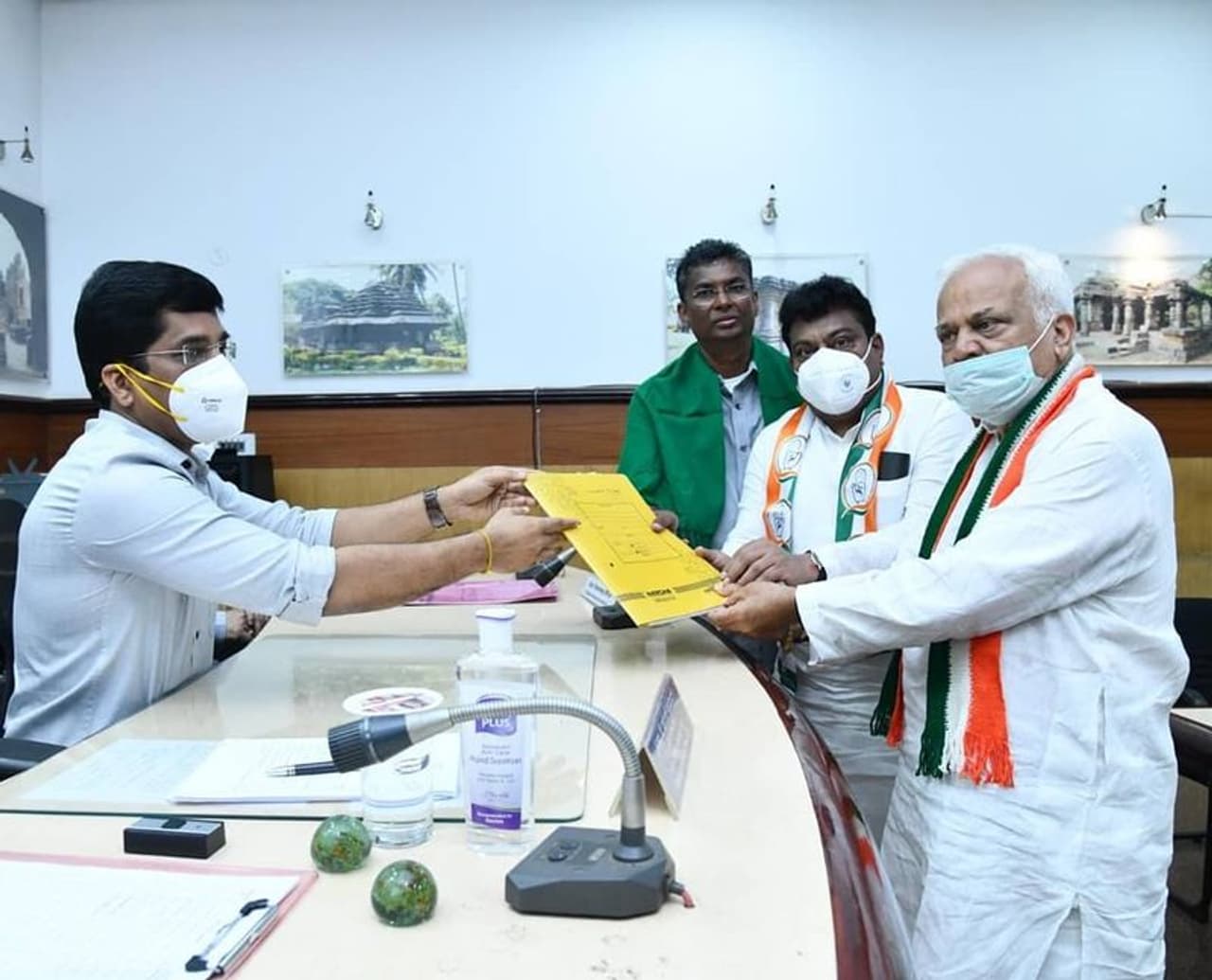 <p>ಚುನಾವಣಾ ಅಧಿಕಾರಿಗೆ ನಾಮಪತ್ರ ಸಲ್ಲಿಸಿದ ಸತೀಶ್ ಜಾರಕಿಹೊಳಿ‌</p>