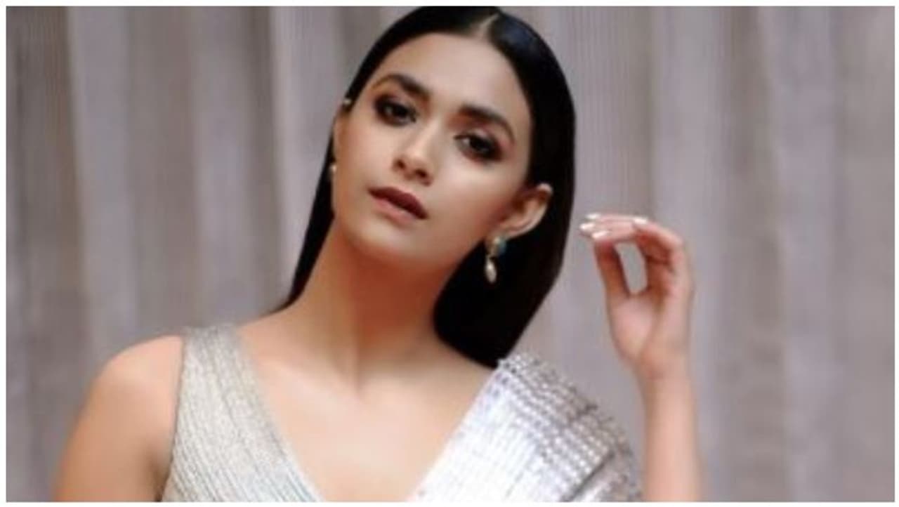 <p>தென்னிந்திய திரையுலகில் முன்னணி நடிகையாக கலக்கிக் கொண்டிருக்கும் கீர்த்தி சுரேஷ். தெலுங்கு மற்றும் தமிழ் என இரு மொழிகளிலும் வெளியான மகாநடி திரைப்படத்தில் நடிகை சாவித்திரியின் கதாபாத்திரத்தில் நடித்து ஒட்டுமொத்த திரையுலகையும் திரும்பிப் பார்க்க வைத்தார்.</p> <p>தென்னிந்திய திரையுலகில் முன்னணி நடிகையாக கலக்கிக் கொண்டிருக்கும் கீர்த்தி சுரேஷ். தெலுங்கு மற்றும் தமிழ் என இரு மொழிகளிலும் வெளியான மகாநடி திரைப்படத்தில் நடிகை சாவித்திரியின் கதாபாத்திரத்தில் நடித்து ஒட்டுமொத்த திரையுலகையும் திரும்பிப் பார்க்க வைத்தார்.</p>