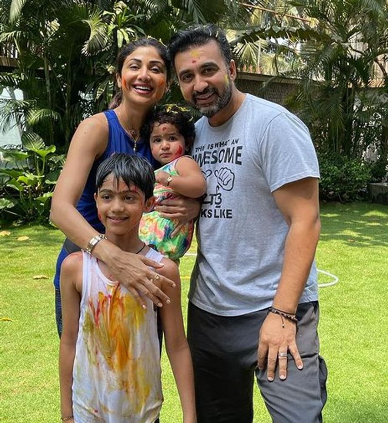 <p>ಶಿಲ್ಪಾ ಶೆಟ್ಟಿ ನಮ್ಮ ಇನ್ಸ್ಟಾಗ್ರಾಮ್ ಫೀಡ್ನಲ್ಲಿ ಹೋಳಿಯ ಫೋಟೋಗಳನ್ನು ಶೇರ್ ಮಾಡಿದ್ದಾರೆ. ಸ್ಟೋರಿಯಲ್ಲಿ ಹೋಳಿ ಸಂಭ್ರಮಾಚರಣೆ ವಿಡಿಯೋ ಕೂಡಾ ಶೇರ್ ಮಾಡಿದ್ದಾರೆ.</p> <p>ಶಿಲ್ಪಾ ಶೆಟ್ಟಿ ನಮ್ಮ ಇನ್ಸ್ಟಾಗ್ರಾಮ್ ಫೀಡ್ನಲ್ಲಿ ಹೋಳಿಯ ಫೋಟೋಗಳನ್ನು ಶೇರ್ ಮಾಡಿದ್ದಾರೆ. ಸ್ಟೋರಿಯಲ್ಲಿ ಹೋಳಿ ಸಂಭ್ರಮಾಚರಣೆ ವಿಡಿಯೋ ಕೂಡಾ ಶೇರ್ ಮಾಡಿದ್ದಾರೆ.</p>