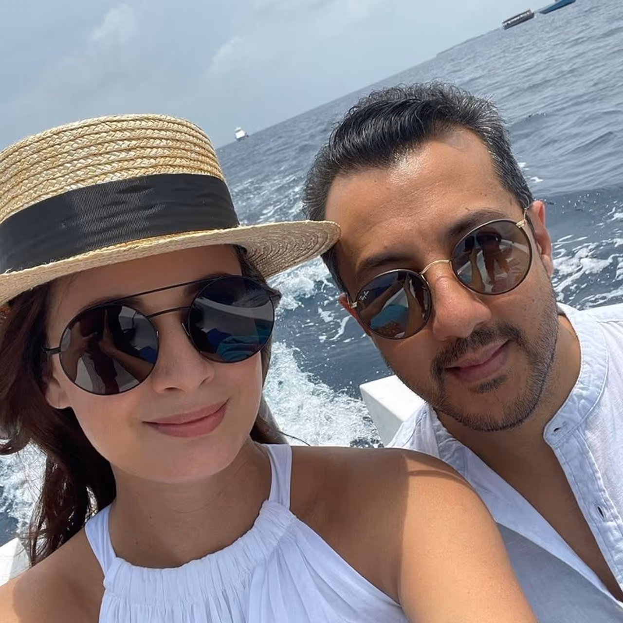 దియా మీర్జా బిజినెస్ మాన్ వైభవ్ రేఖీని ఫిబ్రవరి 15న వివాహం చేసుకున్నారు. మీర్జా, వైభవ్ లకు ఇది రెండవ వివాహం.పెళ్లిబందంతో ఒక్కటైన ఈ జంట హనీమూన్ అలా అందమైన సాగర తీరాలు కలిగిన మాల్దీవ్స్ లో ప్లాన్ చేశారు. దియా మీర్జా బిజినెస్ మాన్ వైభవ్ రేఖీని ఫిబ్రవరి 15న వివాహం చేసుకున్నారు. మీర్జా, వైభవ్ లకు ఇది రెండవ వివాహం.పెళ్లిబందంతో ఒక్కటైన ఈ జంట హనీమూన్ అలా అందమైన సాగర తీరాలు కలిగిన మాల్దీవ్స్ లో ప్లాన్ చేశారు.