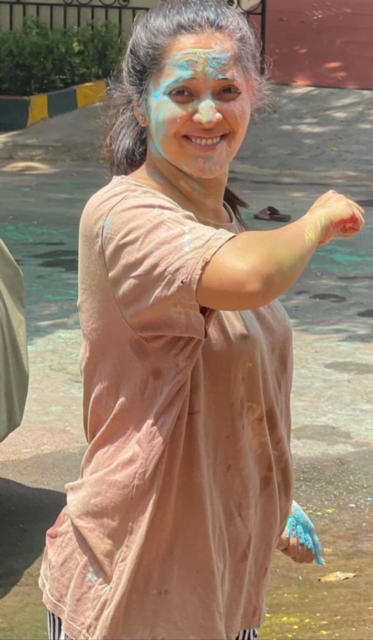 దేశవ్యాప్తంగా కులమత బేధాలకు అతీతంగా జరుపుకునే పండుగలలో హోలీ ఒకటి. ప్రతి ఒక్కరి జీవితంలో ఆనందం, సంతోషం అనే రంగులు నింపే పండుగగా హోలీని భావిస్తారు. సామాన్యులు, సెలెబ్రిటీలు అనే తేడా లేకుండా జరుపుకునే హొలీ అంటే అందరికి ఇష్టమే... దేశవ్యాప్తంగా కులమత బేధాలకు అతీతంగా జరుపుకునే పండుగలలో హోలీ ఒకటి. ప్రతి ఒక్కరి జీవితంలో ఆనందం, సంతోషం అనే రంగులు నింపే పండుగగా హోలీని భావిస్తారు. సామాన్యులు, సెలెబ్రిటీలు అనే తేడా లేకుండా జరుపుకునే హొలీ అంటే అందరికి ఇష్టమే...