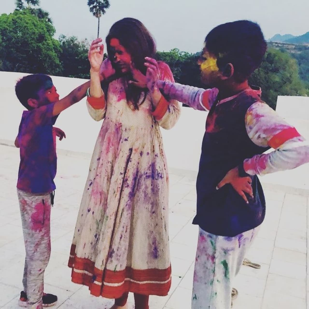 <p>சூப்பர் ஸ்டார் ரஜினிகாந்த் மகளின் ஹோலி கொண்டாட்ட புகைப்படம் </p> <p>சூப்பர் ஸ்டார் ரஜினிகாந்த் மகளின் ஹோலி கொண்டாட்ட புகைப்படம் </p>