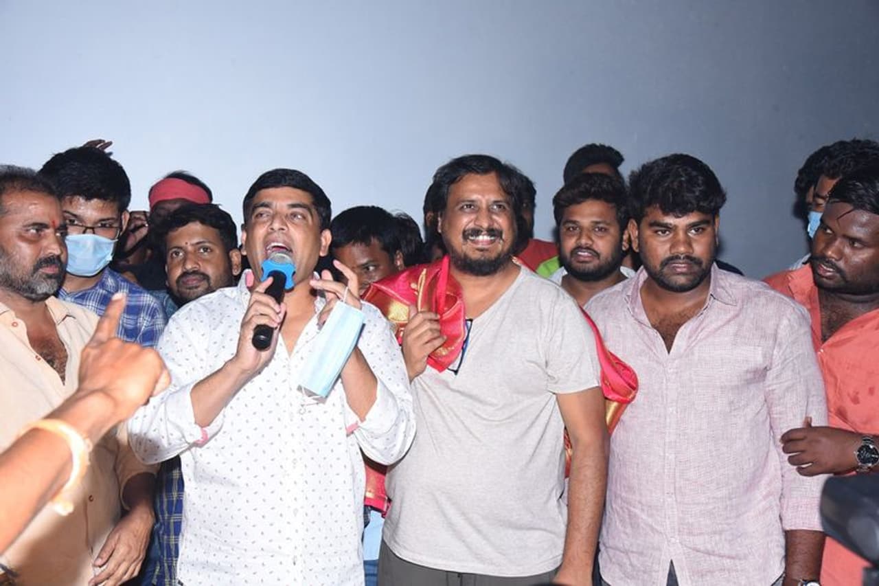 ఈ కార్యక్రమంలో నిర్మాత దిల్ రాజు, దర్శకుడు శ్రీరామ్ వేణు ఇతర సినిమా యూనిట్ పాల్గొన్నారు. అభిమానుల చేతుల మీదుగా వకీల్ సాబ్ ట్రైలర్ విడుదల జరిగింది. బిగ్ స్క్రీన్ మీద ట్రైలర్ చూసి అభిమానులు హోరెత్తిపోయారు. ఈ సందర్భంగా నిర్మాత దిల్ రాజు మాట్లాడుతూ...వకీల్ సాబ్ ట్రైలర్ సూపర్బ్ గా ఉంది కదా. ఈ అరుపులు లేక మూడు సంవత్సరాలు అయ్యింది. ఈ ట్రైలర్ జస్ట్ బ్రేక్ ఫాస్ట్ మాత్రమే. లంచ్, డిన్నర్ ఏప్రిల్ 9న చేద్దాం. ట్రైలర్ చూశారు..మీ అభిమానులంతా హ్యాపీనా. ఇలాంటి సంతోషం కోసం, పవర్ స్టార్ ఇలా బిగ్ స్క్రీన్ మీద చూసేందుకు మూడేళ్లు మనమంతా వేచి చూశాం. ఆ వెయిటింగ్ ఇప్పటికి పూర్తయింది. ఏప్రిల్ 9న ఇదే థియేటర్ లో లంచ్, డిన్నర్ కలిసి చేద్దాం. అన్నారు.