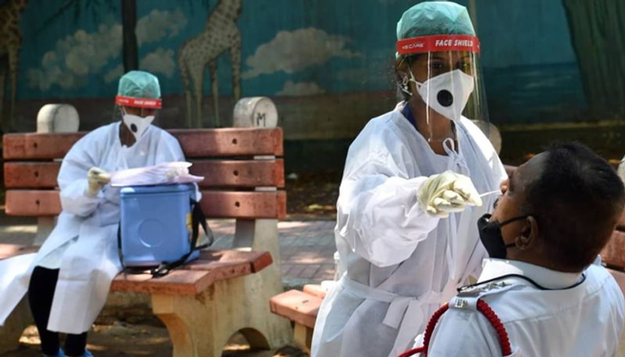 <p>ದೇಶದಲ್ಲಿ ದಿನದಿಂದ ದಿನಕ್ಕೆ ಕೊರೋನಾ ಪ್ರಕರಣಗಳು ಹೆಚ್ಚಾಗುತ್ತಿದೆ. ಅದರಲ್ಲೂ 8 ರಾಜ್ಯಗಳಿಂದ ದೇಶದಲ್ಲಿ ಶೇಕಡಾ 84.73 ರಷ್ಟು ಕೊರೋನಾ ಪ್ರಕರಣಗಳು ಆಗಿವೆ ಎಂದು ಆರೋಗ್ಯ ಇಲಾಖೆ ವರದಿ ನೀಡಿದೆ.</p>