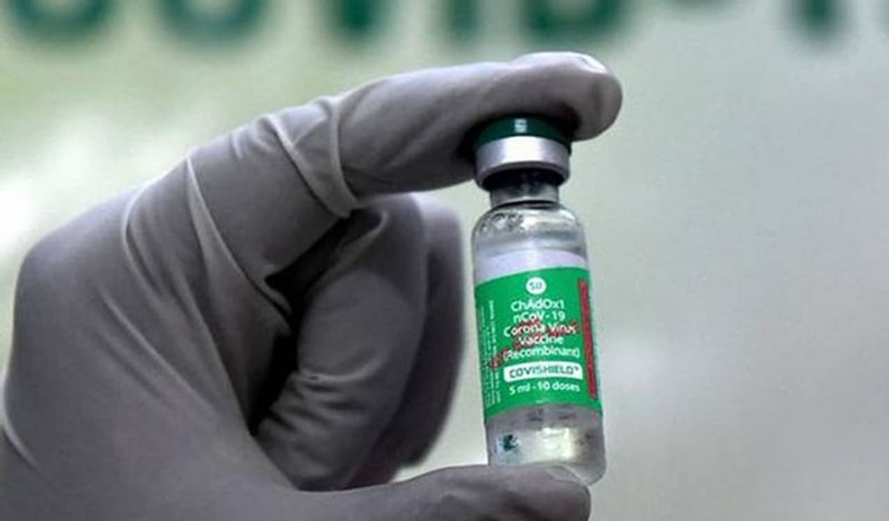 <p>ఆక్స్ఫర్డ్ ఆస్ట్రాజెనెకా వ్యాక్సిన్ తీసుకున్న తరువాత రక్తం గడ్డకట్టడం అనే అరుదైన వ్యాధికి గురైన 30 మందిలో ఏడుగురు మరణించినట్లు యుకె మెడికల్ రెగ్యులేటర్ శనివారం తెలిపింది.</p> <p>ఆక్స్ఫర్డ్ ఆస్ట్రాజెనెకా వ్యాక్సిన్ తీసుకున్న తరువాత రక్తం గడ్డకట్టడం అనే అరుదైన వ్యాధికి గురైన 30 మందిలో ఏడుగురు మరణించినట్లు యుకె మెడికల్ రెగ్యులేటర్ శనివారం తెలిపింది.</p>