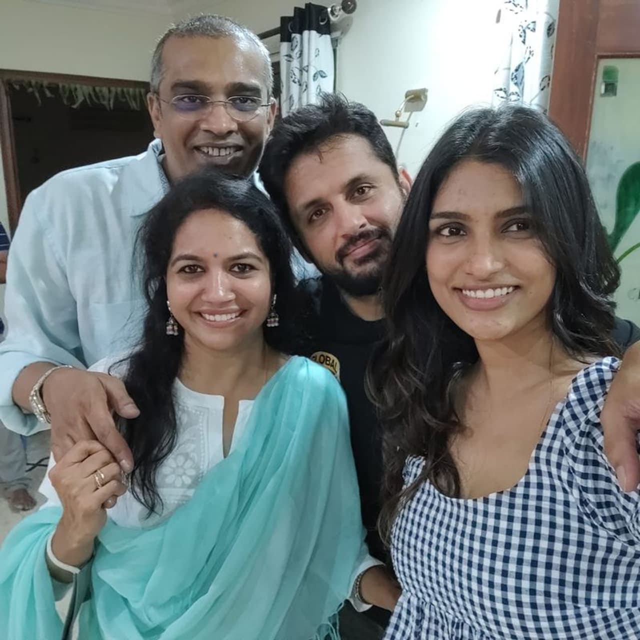 ఇక పెళ్లి తరువాత వచ్చిన మొదటి బర్త్ డే నితిన్ భార్య షాలినితో కలిసి జరుపుకున్నారు. గత రాత్రి నితిన్ నివాసంలో భార్య, కుటుంబ సభ్యులు నితిన్ చేస్తా కేక్ కట్ చేయించారు. అలాగే బెస్ట్ విషెష్ తెలియజేశారు. ఇక పెళ్లి తరువాత వచ్చిన మొదటి బర్త్ డే నితిన్ భార్య షాలినితో కలిసి జరుపుకున్నారు. గత రాత్రి నితిన్ నివాసంలో భార్య, కుటుంబ సభ్యులు నితిన్ చేస్తా కేక్ కట్ చేయించారు. అలాగే బెస్ట్ విషెష్ తెలియజేశారు.