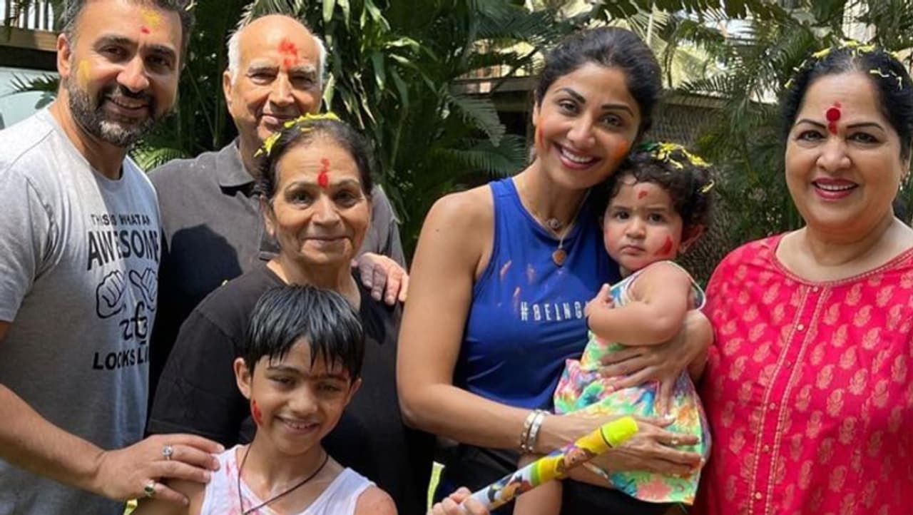 <p>ಬಾಲಿವುಡ್ ನಟಿ ಶಿಲ್ಪಾ ಶೆಟ್ಟಿ ದಾಂಪತ್ಯ ಜೀವನದಲ್ಲಿ ಬಿರುಗಾಳಿ ಎದ್ದಿದೆ. ಪೋರ್ನ್ ದಂಧೆಯಲ್ಲಿ ಪತಿ ಸಿಲುಕಿ ಹಾಕಿದ್ದು ಮತ್ತಷ್ಟು ಅವಮಾನಕರವಾಗಿದೆ.</p> <p>ಬಾಲಿವುಡ್ ನಟಿ ಶಿಲ್ಪಾ ಶೆಟ್ಟಿ ದಾಂಪತ್ಯ ಜೀವನದಲ್ಲಿ ಬಿರುಗಾಳಿ ಎದ್ದಿದೆ. ಪೋರ್ನ್ ದಂಧೆಯಲ್ಲಿ ಪತಿ ಸಿಲುಕಿ ಹಾಕಿದ್ದು ಮತ್ತಷ್ಟು ಅವಮಾನಕರವಾಗಿದೆ.</p>