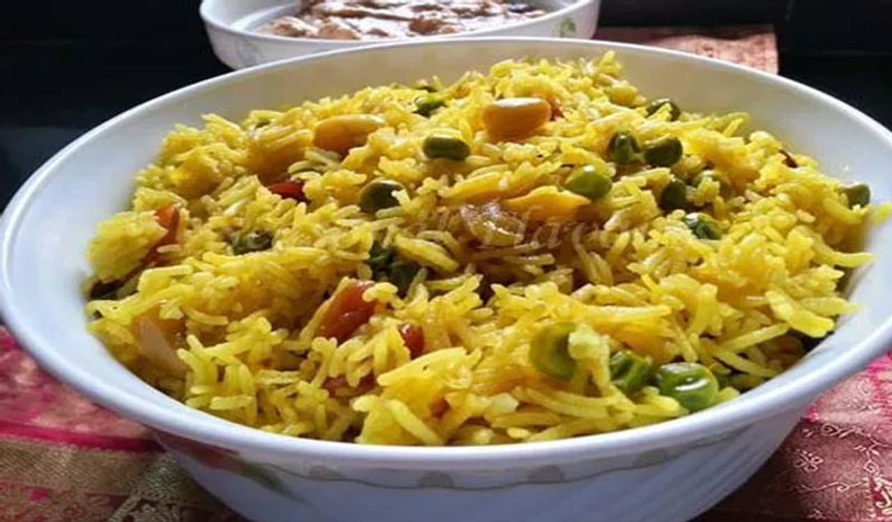 <p>ఈ రోజుల్లో చాలా మంది బరువు తగ్గడానికి విశ్వ ప్రయత్నాలు చేస్తున్నారు. ఈ క్రమంలో ముందుగా చేసే పని రైస్ తినడం మానేస్తుంటారు. ఎందుకంటే.. రైస్ తినడం వల్లే బరువు పెరుగుతారనే భ్రమలో చాలా మంది ఉంటారు. అయితే.. అందులో నిజం లేదని నిపుణులు చెబుతున్నారు. బియ్యం తినడం వల్లే బరువు నియంత్రణలో ఉంటారట. రైస్ తినడం వల్ల ఎలా బరువు కంట్రోల్ లో ఉంటారా ఇప్పుడు చూద్దాం..</p>