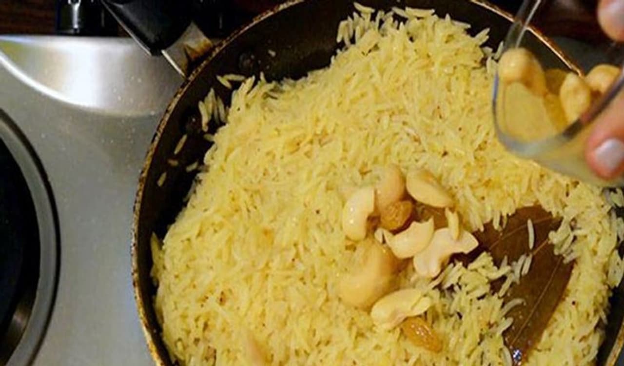 <p>పరమాన్నం.. పండుగలప్పుడు ప్రత్యేకంగా తయారు చేస్తారు. నెయ్యితో తాజా ఘుమఘమలతో వాసన చూడగానే కడుపులో ఆకలి కేకలే వేస్తుంది. ఇక బెల్లం పరమాన్నం రుచిలోనే కాదు, ఆరోగ్యానికీ ఎంతో మంచిది. </p> <p>పరమాన్నం.. పండుగలప్పుడు ప్రత్యేకంగా తయారు చేస్తారు. నెయ్యితో తాజా ఘుమఘమలతో వాసన చూడగానే కడుపులో ఆకలి కేకలే వేస్తుంది. ఇక బెల్లం పరమాన్నం రుచిలోనే కాదు, ఆరోగ్యానికీ ఎంతో మంచిది. </p>