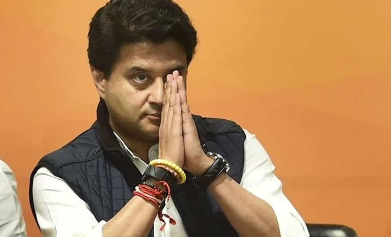 <p>మధ్యప్రదేశ్ లో కాంగ్రెస్ సర్కారు కూలిపోవడం, భాజపా ప్రభుత్వం ఏర్పాటులో కీలక పాత్ర పోషించిన జ్యోతిరాదిత్య సింధియాకు బహుమతి లభించింది. బుధవారం ఆయన కేంద్ర మంత్రిగా ప్రమాణ స్వీకారం చేశారు. </p> <p>మధ్యప్రదేశ్ లో కాంగ్రెస్ సర్కారు కూలిపోవడం, భాజపా ప్రభుత్వం ఏర్పాటులో కీలక పాత్ర పోషించిన జ్యోతిరాదిత్య సింధియాకు బహుమతి లభించింది. బుధవారం ఆయన కేంద్ర మంత్రిగా ప్రమాణ స్వీకారం చేశారు. </p>