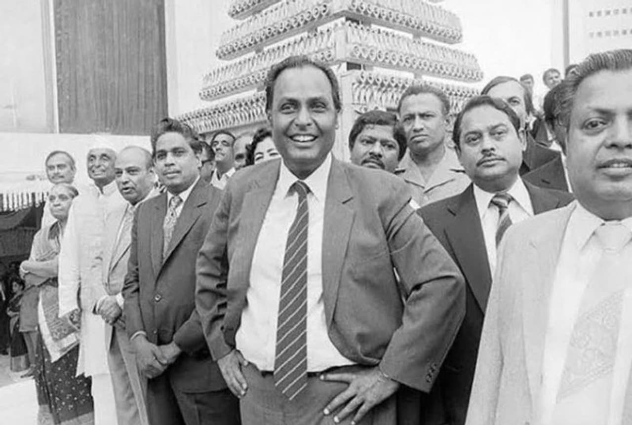 <p>కొన్ని నెలల క్రితం ముకేష్ అంబానీ దేశంలో అత్యంత ధనవంతుల జాబితాలో 68వ స్థానంలో ఉన్నారు. ఈ ఇద్దరూ సోదరులకు బిలియన్ల, ట్రిలియన్ల సంపద ఉంది. అంబానీ కుటుంబానికి చెందిన వ్యాపారం భారతదేశంలో మాత్రమే కాకుండా, ప్రపంచంలోని అనేక దేశాలకు విస్తరించింది. వీరి కుటుంబం ఇప్పుడు అత్యంత ధనవంతుల జాబితాలో ఉన్నప్పటికి రిలయన్స్ ఇండస్ట్రీస్ వ్యవస్థాపకుడు ధీరూభాయ్ అంబానీ ఒకప్పుడు పెట్రోల్ పంప్ వద్ద నెలకు రూ.300 పనిచేసేవారు, తరువాత అతని కృషి, అంకితభావంతో వేల కోట్ల రూపాయల విలువైన ఆస్తులకు యజమాని అయ్యారు.</p> <p>కొన్ని నెలల క్రితం ముకేష్ అంబానీ దేశంలో అత్యంత ధనవంతుల జాబితాలో 68వ స్థానంలో ఉన్నారు. ఈ ఇద్దరూ సోదరులకు బిలియన్ల, ట్రిలియన్ల సంపద ఉంది. అంబానీ కుటుంబానికి చెందిన వ్యాపారం భారతదేశంలో మాత్రమే కాకుండా, ప్రపంచంలోని అనేక దేశాలకు విస్తరించింది. వీరి కుటుంబం ఇప్పుడు అత్యంత ధనవంతుల జాబితాలో ఉన్నప్పటికి రిలయన్స్ ఇండస్ట్రీస్ వ్యవస్థాపకుడు ధీరూభాయ్ అంబానీ ఒకప్పుడు పెట్రోల్ పంప్ వద్ద నెలకు రూ.300 పనిచేసేవారు, తరువాత అతని కృషి, అంకితభావంతో వేల కోట్ల రూపాయల విలువైన ఆస్తులకు యజమాని అయ్యారు.</p>