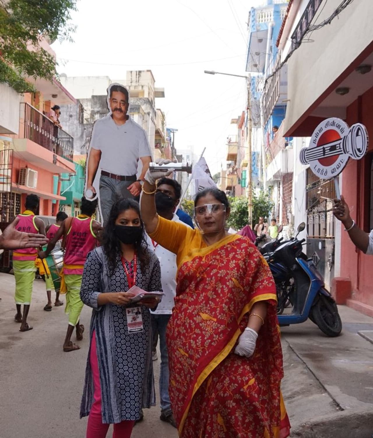 <p>தமிழகத்தின் கழக ஆட்சிகளுக்கு நாங்கள் தான் மாற்று தான் என களமிறங்கியுள்ள கமல் ஹாசனின் மக்கள் நீதி மய்யம் கட்சி முதன் முறையாக சட்டமன்ற தேர்தலில் களமிறங்கியுள்ளது. காலில் செய்துள்ள அறுவை சிகிச்சையை கூட பொருட்படுத்தாமல் கமல் ஹாசன் தீவிர வாக்கு சேகரிப்பில் ஈடுபட்டுள்ளார். &nbsp; &nbsp; &nbsp;&nbsp;</p>