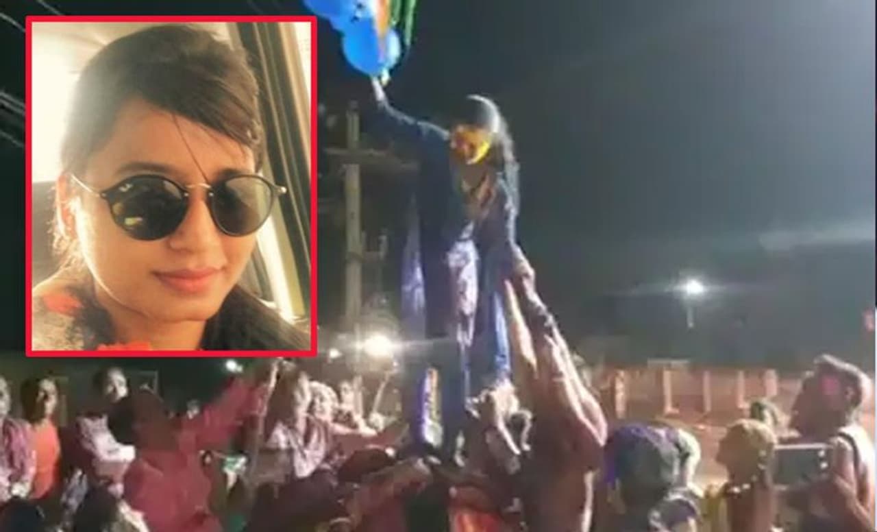 <p>ಹೌದು ಬಡ್ಕಾಗಾಂವ್ನ ಶಾಸಕಿ ಅಂಬಾ ಪ್ರಸಾದ್ಗೆ ಕೊರೋನಾ ಮಾರ್ಗಸೂಚಿಗಿಂತ ತಮ್ಮ ಪರಂಪರರೆಯೇ ಹೆಚ್ಚಾಗಿದೆ. ಹೀಗಾಗೇ ಅವರು ತಮ್ಮ ಹಳ್ಳಿ ಪಹ್ರಾದಲ್ಲಿ ಮಡಿಕೆ ಒಡೆಯುವ ಕಾರ್ಯಕ್ರಮ ಆಯೋಜಿಸಿದ್ದಾರೆ. ಇಲ್ಲಿ ಅವರು ಹಲವರ ಗುಂಪು ಸೇರಿಸಿ, ಮಡಿಕೆ ಒಡೆದು ಹೋಳಿ ಆಚರಿಸಿದ್ದಾರೆ. ಇದಾದ ಬಳಿಕ ಅವರು ಟ್ವಿಟರ್ನಲ್ಲೂ ಈ ವಿಡಿಯೋ ಶೇರ್ ಮಾಡಿಕೊಂಡಿದ್ದಾರೆ. <br /> </p> <p>ಹೌದು ಬಡ್ಕಾಗಾಂವ್ನ ಶಾಸಕಿ ಅಂಬಾ ಪ್ರಸಾದ್ಗೆ ಕೊರೋನಾ ಮಾರ್ಗಸೂಚಿಗಿಂತ ತಮ್ಮ ಪರಂಪರರೆಯೇ ಹೆಚ್ಚಾಗಿದೆ. ಹೀಗಾಗೇ ಅವರು ತಮ್ಮ ಹಳ್ಳಿ ಪಹ್ರಾದಲ್ಲಿ ಮಡಿಕೆ ಒಡೆಯುವ ಕಾರ್ಯಕ್ರಮ ಆಯೋಜಿಸಿದ್ದಾರೆ. ಇಲ್ಲಿ ಅವರು ಹಲವರ ಗುಂಪು ಸೇರಿಸಿ, ಮಡಿಕೆ ಒಡೆದು ಹೋಳಿ ಆಚರಿಸಿದ್ದಾರೆ. ಇದಾದ ಬಳಿಕ ಅವರು ಟ್ವಿಟರ್ನಲ್ಲೂ ಈ ವಿಡಿಯೋ ಶೇರ್ ಮಾಡಿಕೊಂಡಿದ್ದಾರೆ. <br /> </p>