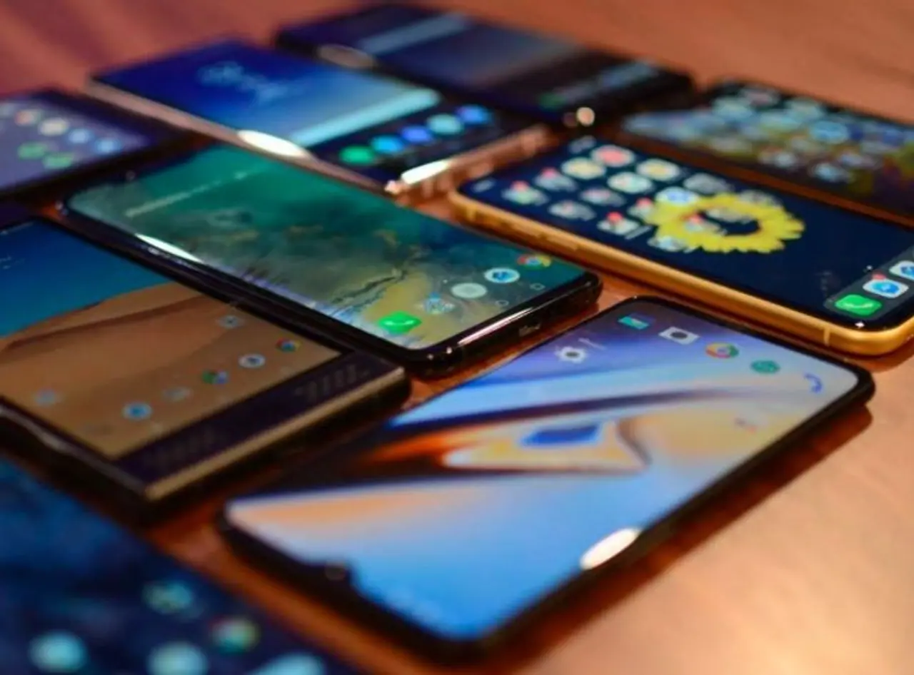 <p style="text align: justify;">When we buy a smartphone, we check its battery life because it is one of the most necessary things in a phone. But, after three or four months, the battery timing drops for various reasons, one of which is over usage and the ways we use our smartphones. Check out these super easy life saving hacks to extend battery level.</p> <p style="text align: justify;">When we buy a smartphone, we check its battery life because it is one of the most necessary things in a phone. But, after three or four months, the battery timing drops for various reasons, one of which is over usage and the ways we use our smartphones. Check out these super easy life saving hacks to extend battery level.</p>