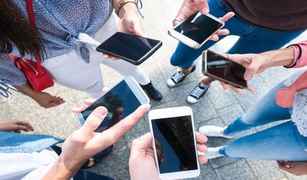 <p style="text align: justify;">Since last year, our whole life has been stuck at our houses, and smartphones have become our best friend. Now from students to employees, everybody's life depends on the Internet. So, if you feel confused about which brand to rely on, here are a few leading smartphone brands that you should know.</p> <p style="text align: justify;">Since last year, our whole life has been stuck at our houses, and smartphones have become our best friend. Now from students to employees, everybody's life depends on the Internet. So, if you feel confused about which brand to rely on, here are a few leading smartphone brands that you should know.</p>