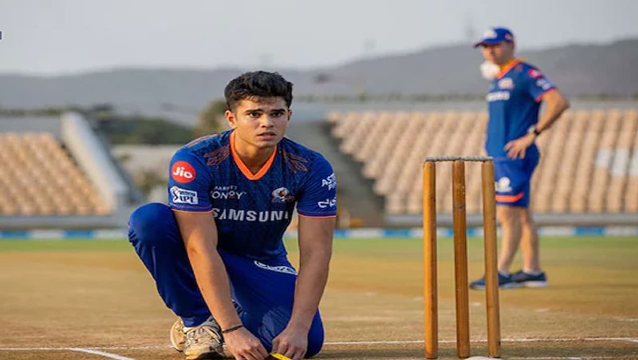 <p>సచిన్ వారసుడు కావడం వల్లే కొనుగోలు చేశారనే విమర్శలు వస్తాయనే భయంతో వేలంపాట చివర్లో అర్జున్ టెండూల్కర్ పేరు లిస్టులోకి వచ్చింది.</p>