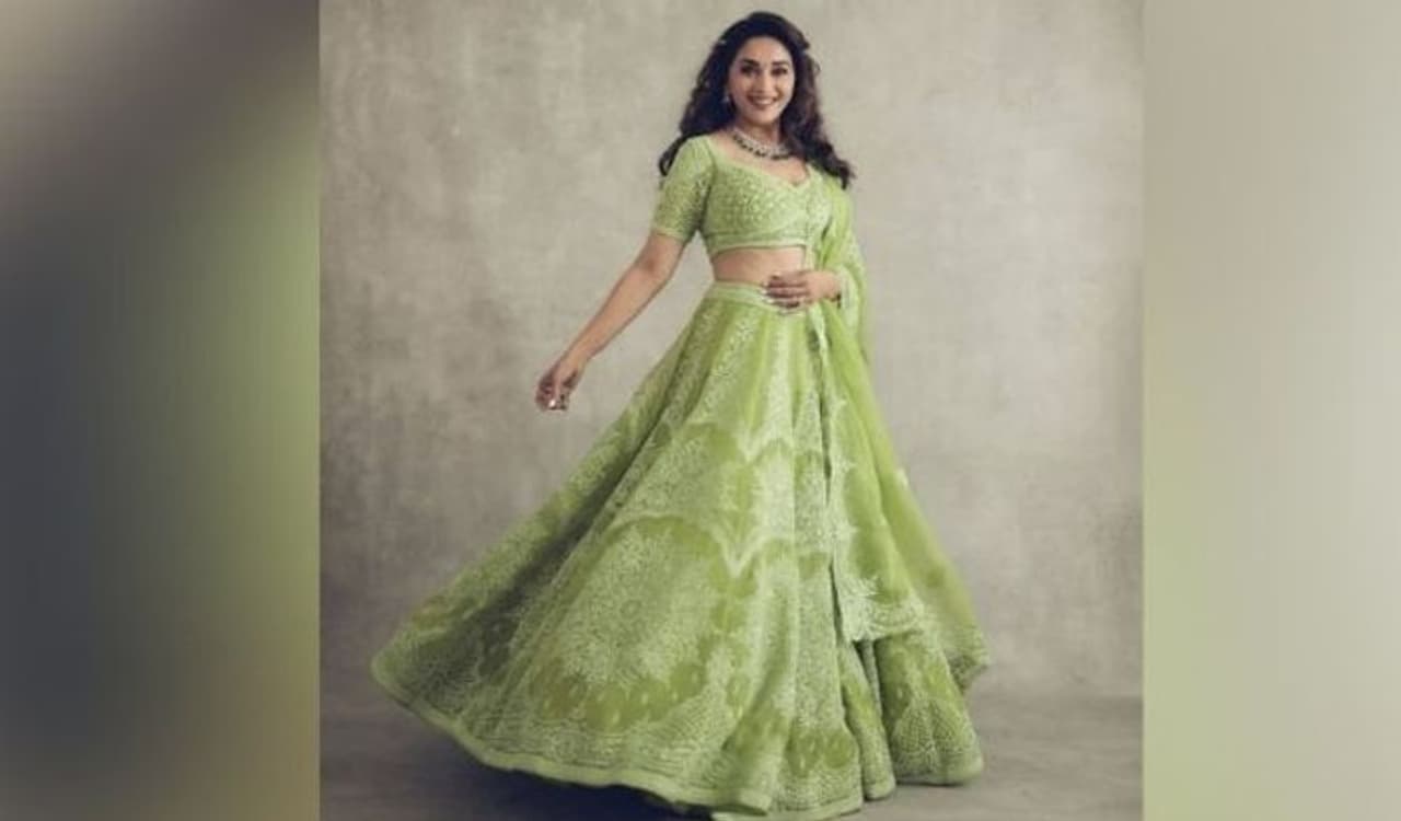 <p>ఏక్.. దో.. తీన్.. అంటూ 80ల్లో కుర్రకారు హృదయాల్ని కొల్లగొట్టింది మాధురీ దీక్షిత్. తేరా కరో గిన్ గిన్ గిన్ కే ఇంతిజార్.. అంటూ 40 తరువాత వయసు ఆమె గురించి ఎదురు చూసేలా చేస్తోంది. ఆమె వయసు ఇప్పుడు 54.. కానీ 40 యేళ్ల వయసులాగే కనిపిస్తుంది. </p> <p>ఏక్.. దో.. తీన్.. అంటూ 80ల్లో కుర్రకారు హృదయాల్ని కొల్లగొట్టింది మాధురీ దీక్షిత్. తేరా కరో గిన్ గిన్ గిన్ కే ఇంతిజార్.. అంటూ 40 తరువాత వయసు ఆమె గురించి ఎదురు చూసేలా చేస్తోంది. ఆమె వయసు ఇప్పుడు 54.. కానీ 40 యేళ్ల వయసులాగే కనిపిస్తుంది. </p>