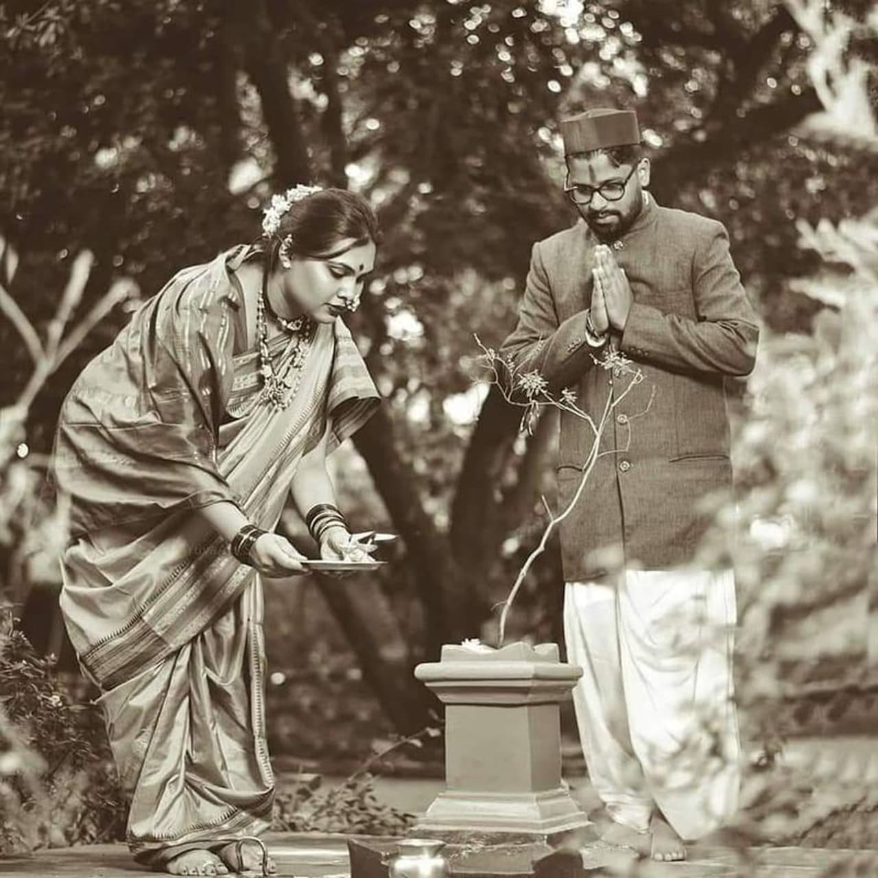 <p>ಜ್ಞಾನಪೀಠ ಪ್ರಶಸ್ತಿ ವಿಜೇತ, ಕನ್ನಡದ ವರಕವಿ ದ.ರಾ. ಬೇಂದ್ರೆಯವರ ಬದುಕನ್ನು ವಸ್ತುವಾಗಿರಿಸಿಕೊಂಡು ಮಾಡಲಾದ ಪ್ರಿ ವೆಡ್ಡಿಂಗ್ ಫೋಟೋಶೂಟ್ ಈಗ ಸಾಮಾಜಿಕ ತಾಣಗಳಲ್ಲಿ ವೈರಲ್ ಆಗಿದೆ. ಇಲ್ಲಿ ಯುವಜೋಡಿ ದ.ರಾ. ಬೇಂದ್ರೆಯವರ ಕವಿತೆಗಳಿಂದ ಆಯ್ದ ಪ್ರಣಯದ ಸಾರವನ್ನು ತಂದು ಛಾಯಾಚಿತ್ರಗಳ ಮೂಲಕ ಉತ್ತರ ಕರ್ನಾಟಕದ ಜೀವನ ಶೈಲಿಯನ್ನು ತೋರಿಸಿದ್ದಾರೆ.</p> <p>ಜ್ಞಾನಪೀಠ ಪ್ರಶಸ್ತಿ ವಿಜೇತ, ಕನ್ನಡದ ವರಕವಿ ದ.ರಾ. ಬೇಂದ್ರೆಯವರ ಬದುಕನ್ನು ವಸ್ತುವಾಗಿರಿಸಿಕೊಂಡು ಮಾಡಲಾದ ಪ್ರಿ ವೆಡ್ಡಿಂಗ್ ಫೋಟೋಶೂಟ್ ಈಗ ಸಾಮಾಜಿಕ ತಾಣಗಳಲ್ಲಿ ವೈರಲ್ ಆಗಿದೆ. ಇಲ್ಲಿ ಯುವಜೋಡಿ ದ.ರಾ. ಬೇಂದ್ರೆಯವರ ಕವಿತೆಗಳಿಂದ ಆಯ್ದ ಪ್ರಣಯದ ಸಾರವನ್ನು ತಂದು ಛಾಯಾಚಿತ್ರಗಳ ಮೂಲಕ ಉತ್ತರ ಕರ್ನಾಟಕದ ಜೀವನ ಶೈಲಿಯನ್ನು ತೋರಿಸಿದ್ದಾರೆ.</p>