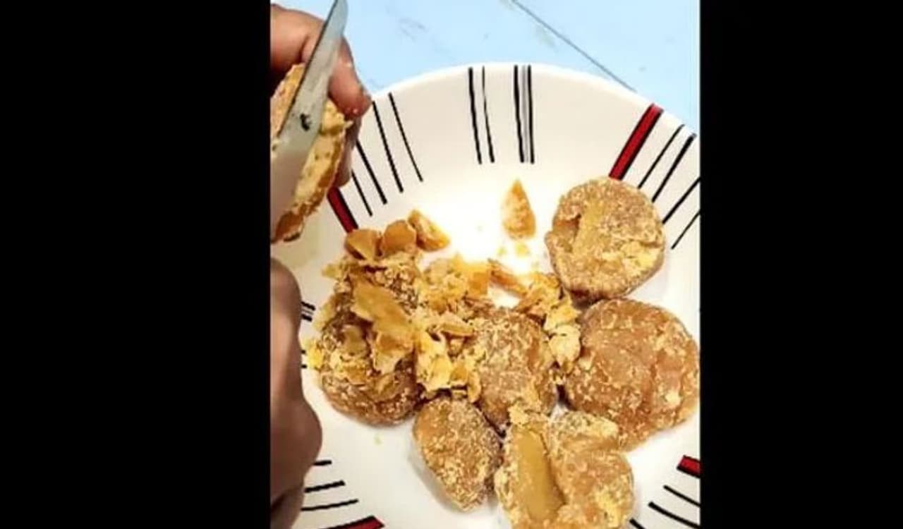 <p>ಬೆಲ್ಲವನ್ನು ಕಬ್ಬಿನಿಂದಲೇ ತಯಾರಿಸಲಾಗುತ್ತದೆ. ಆದ್ದರಿಂದ ಬೆಲ್ಲದಿಂದ ಕಬ್ಬಿನ ಹಾಲು ತಯಾರಿಸಬಹುದು. ಮೊದಲು ಬೆಲ್ಲವನ್ನು ಸಣ್ಣ ತುಂಡುಗಳಾಗಿ ಮಾಡಿಕೊಳ್ಳಿ.</p> <p>ಬೆಲ್ಲವನ್ನು ಕಬ್ಬಿನಿಂದಲೇ ತಯಾರಿಸಲಾಗುತ್ತದೆ. ಆದ್ದರಿಂದ ಬೆಲ್ಲದಿಂದ ಕಬ್ಬಿನ ಹಾಲು ತಯಾರಿಸಬಹುದು. ಮೊದಲು ಬೆಲ್ಲವನ್ನು ಸಣ್ಣ ತುಂಡುಗಳಾಗಿ ಮಾಡಿಕೊಳ್ಳಿ.</p>