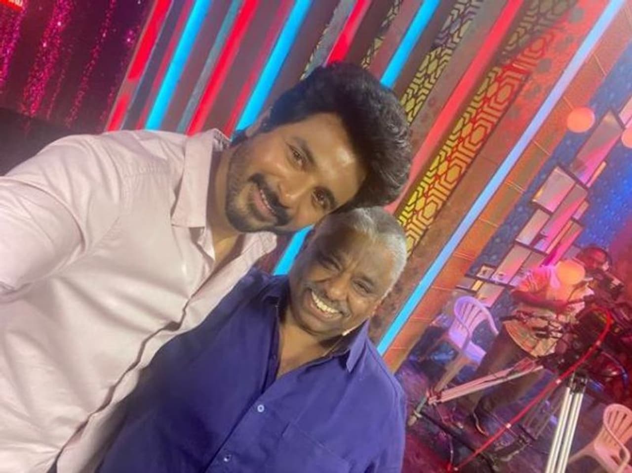 <p>'குக் வித் கோமாளி' முதல் சீசனை விட, இரண்டாவது சீசனில்... நடுவர்களுடம் குழந்தைகள் போல் மாறி, ஓவர் குதூகலம் செய்து வருகிறார்கள்.&nbsp;</p>