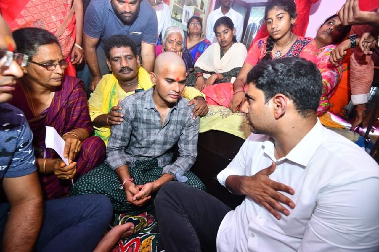 అభివృద్ధి, సంక్షేమ కార్యక్రమాలు చేసి ఏ సీఎం అయినా సంతోషిస్తారు... కానీ ఏపీ ముఖ్యమంత్రి జగన్ రెడ్డి మాత్రం టీడీపీ కార్యకర్తలు, నాయకులు, ప్రజలపై దాడులు చేసి ఆనందిస్తున్నారని టీడీపీ జాతీయ ప్రధాన కార్యదర్శి నారా లోకేష్ ధ్వజమెత్తారు. గుంటూరు జిల్లా సత్తెనపల్లి నియోజకవర్గంలోని లక్కరాజుపల్లెలో వైసీపీ కార్యకర్తల దాడిలో మృతి చెందిన గరికపాటి కృష్ణారావు కుటుంబాన్ని బుధవారం లోకేష్ పరామర్శించారు.