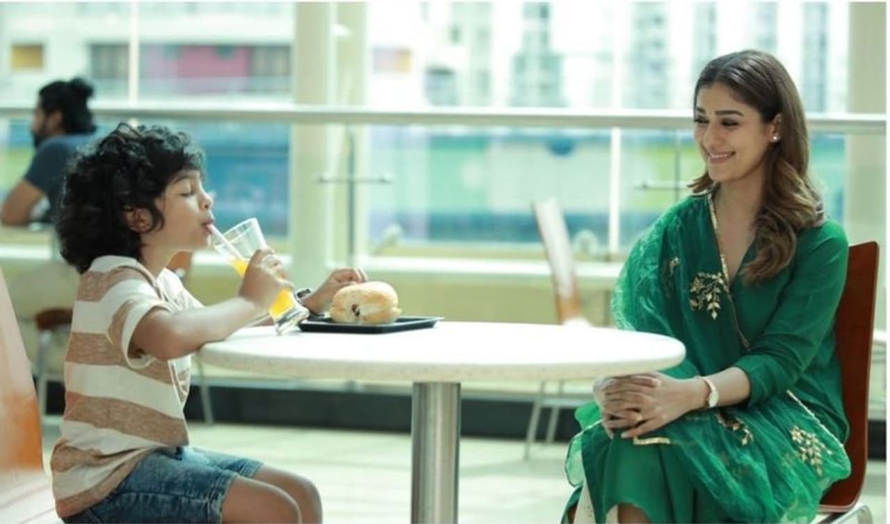 <p>தென்னிந்திய திரையுலகில் பிஸியான நடிகையாக வலம் வரும் லேடி சூப்பர் ஸ்டார் நயன்தாரா, தற்போது ரஜினிகாந்துடன் 'அண்ணாத்த', காதலர் விக்னேஷ் சிவன் இயக்கத்தில் 'காத்து வாக்குல ரெண்டு காதல்' மற்றும் விக்னேஷ் சிவன் தயாரிப்பில் உருவாகி வரும் 'நெற்றிக்கண்' என பிசியாக நடித்து வருகிறார்.</p> <p>தென்னிந்திய திரையுலகில் பிஸியான நடிகையாக வலம் வரும் லேடி சூப்பர் ஸ்டார் நயன்தாரா, தற்போது ரஜினிகாந்துடன் 'அண்ணாத்த', காதலர் விக்னேஷ் சிவன் இயக்கத்தில் 'காத்து வாக்குல ரெண்டு காதல்' மற்றும் விக்னேஷ் சிவன் தயாரிப்பில் உருவாகி வரும் 'நெற்றிக்கண்' என பிசியாக நடித்து வருகிறார்.</p>