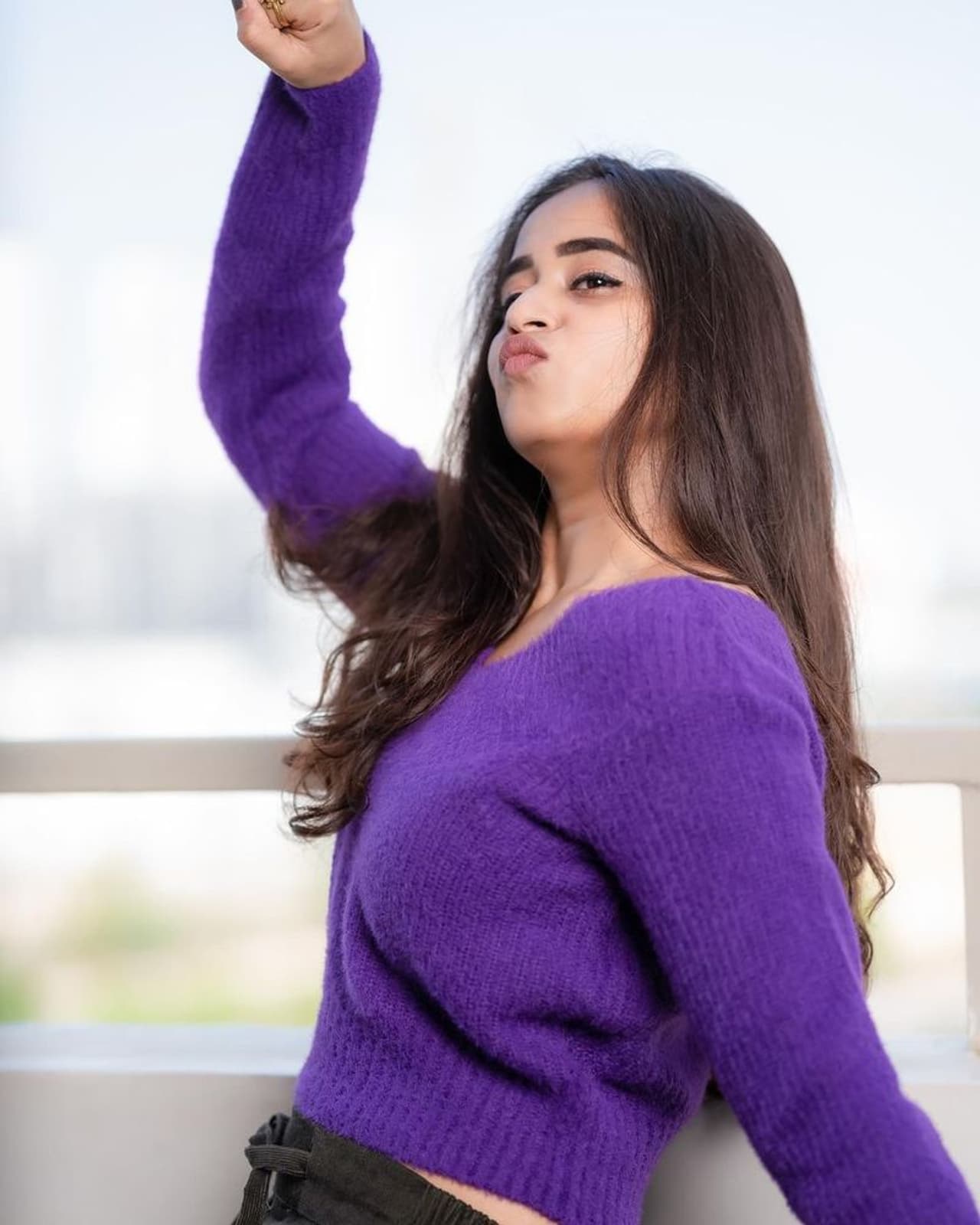 బిగ్బాస్ 2తో పాపులర్ అయిన దీప్తి సునైనా ప్రస్తుతం స్టార్ మాలోని సండే స్పెషల్స్ `కామెడీ స్టార్స్`, `స్టార్ట్ మ్యూజిక్` వంటి షోస్లో సందడి చేస్తుంది. బిగ్బాస్ 2తో పాపులర్ అయిన దీప్తి సునైనా ప్రస్తుతం స్టార్ మాలోని సండే స్పెషల్స్ `కామెడీ స్టార్స్`, `స్టార్ట్ మ్యూజిక్` వంటి షోస్లో సందడి చేస్తుంది.