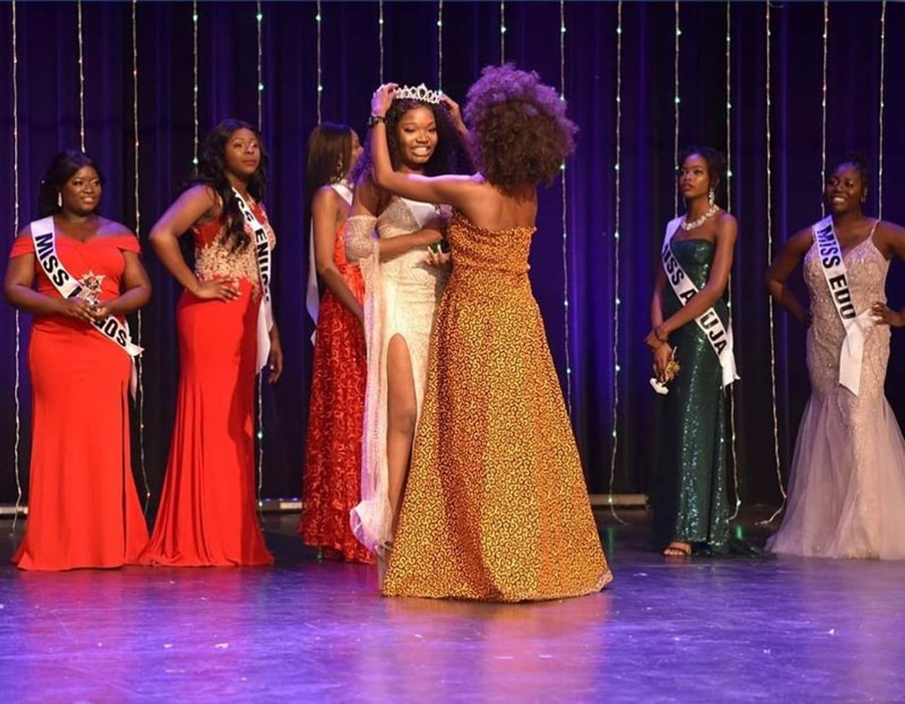 <p>മുന് നൈജീരിയന് സൌന്ദര്യ റാണിയും ഗവേഷക വിദ്യാര്ത്ഥിനിയുമായ നജീബത്ത് സുലെയുടെ മൃതദേഹം സ്വന്തം വീടിന് മുന്നില് നിര്ത്തിയിട്ടിരുന്ന കാറില് നിന്നാണ് കണ്ടെത്തിയത്. സംഭവത്തിന് ശേഷം ഭയപ്പാടിലായ നജീബത്തിന്റെ അച്ഛനും അമ്മയും അജ്ഞാതമായ സ്ഥലത്തേക്ക് മാറി. </p> <p>മുന് നൈജീരിയന് സൌന്ദര്യ റാണിയും ഗവേഷക വിദ്യാര്ത്ഥിനിയുമായ നജീബത്ത് സുലെയുടെ മൃതദേഹം സ്വന്തം വീടിന് മുന്നില് നിര്ത്തിയിട്ടിരുന്ന കാറില് നിന്നാണ് കണ്ടെത്തിയത്. സംഭവത്തിന് ശേഷം ഭയപ്പാടിലായ നജീബത്തിന്റെ അച്ഛനും അമ്മയും അജ്ഞാതമായ സ്ഥലത്തേക്ക് മാറി. </p>