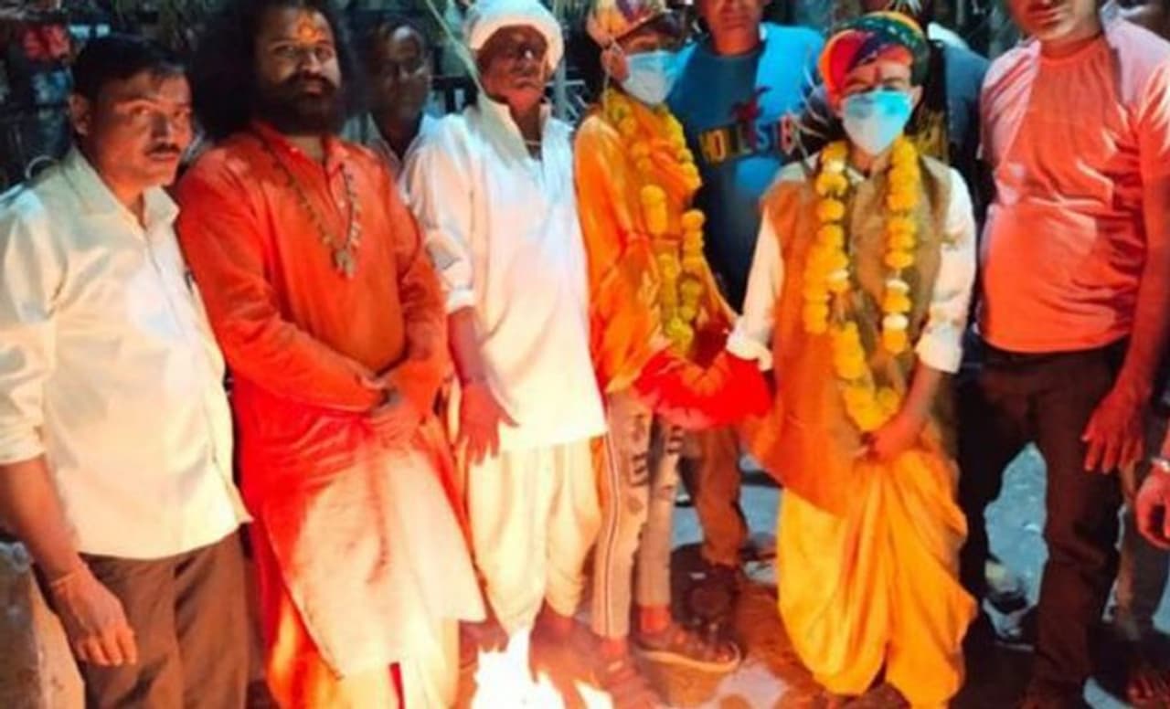 <p><strong>ಈ ಘಟನೆ ನಡೆದಿದ್ದು ಬಾಂಸ್‌ವಾಡಾ ಜಿಲ್ಲೆಯ ಬಡೋದಿಯಾ ಎಂಬ ಹಳ್ಳಿಯಲ್ಲಿ. ಇಲ್ಲಿ ಆದಿವಾಸಿ ಕ್ಷೇತ್ರದ ಜನರು ಹಳ್ಳಿಯ ನೆಮ್ಮದಿ, ಸುಖ, ಸಂತೋಷಕ್ಕಾಗಿ ಈ ವಿಸೇಷ ಪರಂಪರರೆಯನ್ವಯ ಮದುವೆ ನೆರವೇರಿಸಲಾಗಿದೆ. ಅಲ್ಲದೇ ಮಂದಿರದ ಆವರಣದಲ್ಲೇ ಮದುವೆ ಮಂಟಪ ನಿರ್ಮಿಸಿ ಅರ್ಚಕರು ಮಂತ್ರ ಪಠಿಸಿ ಶಾಸ್ತ್ರೋಕ್ತವಾಗಿ ಮದುವೆ ನೆರವೇರಿಸಿದ್ದಾರೆ.</strong></p>