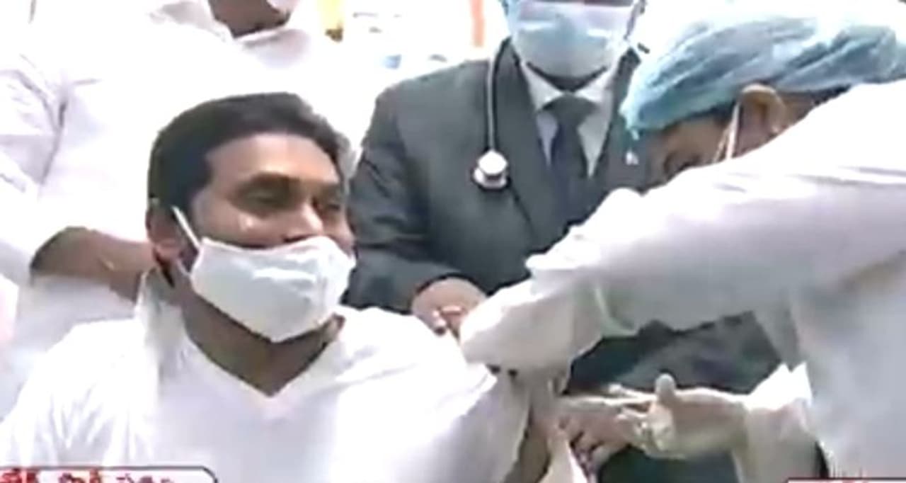 సీఎం జగన్ కు కరోనా వ్యాక్సిన్ టీకా ఇస్తున్న డాక్టర్లు సీఎం జగన్ కు కరోనా వ్యాక్సిన్ టీకా ఇస్తున్న డాక్టర్లు