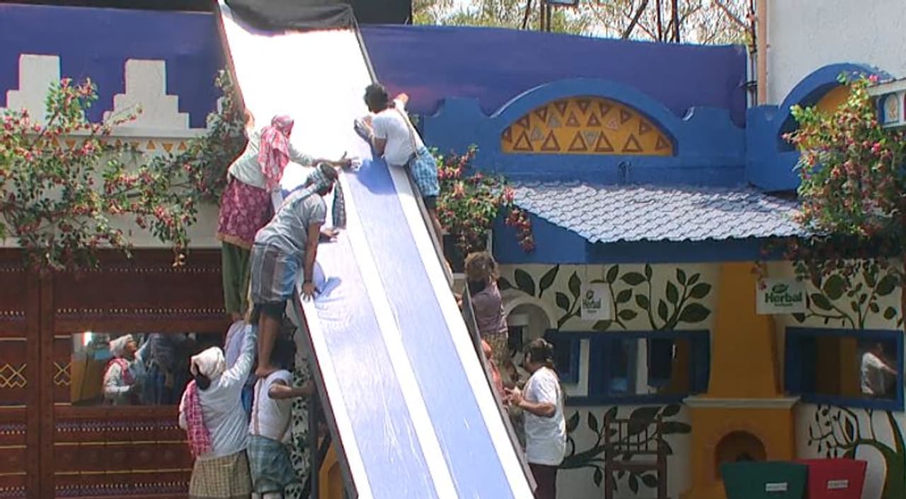 <p>ഏറ്റവും കൂടുതല് വസ്ത്രങ്ങള് ശേഖരിച്ച് അത് അലക്കി വൃത്തിയാക്കി സൂക്ഷിക്കുന്നവരാകും വിജയി എന്ന് നേരത്തെ ബിഗ് ബോസ് അറിയിച്ചിരുന്നു.</p><p> </p> <p>ഏറ്റവും കൂടുതല് വസ്ത്രങ്ങള് ശേഖരിച്ച് അത് അലക്കി വൃത്തിയാക്കി സൂക്ഷിക്കുന്നവരാകും വിജയി എന്ന് നേരത്തെ ബിഗ് ബോസ് അറിയിച്ചിരുന്നു.</p><p> </p>