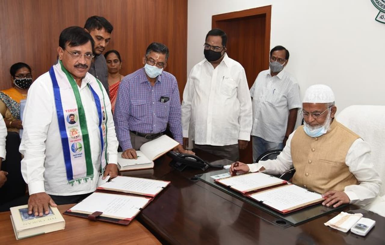 అమరావతి: ఆంధ్రప్రదేశ్ శాసన మండలి నూతన సభ్యులుగా కరీమున్నీషా, దువ్వాడ శ్రీనివాసరావు, షేక్ మహ్మద్ ఇక్బాల్, బల్లి కల్యాణ్ చక్రవర్తి, సి.రామచంద్రయ్య, షేక్ సాబ్జి ప్రమాణ స్వీకారం చేశారు. మండలి చైర్మన్ ఎం.ఎ.షరీఫ్ అసెంబ్లీలోని తన కార్యాలయంలో గురువారం నూతన ఎమ్మెల్సీలతో ప్రమాణ స్వీకారం చేయించారు. అమరావతి: ఆంధ్రప్రదేశ్ శాసన మండలి నూతన సభ్యులుగా కరీమున్నీషా, దువ్వాడ శ్రీనివాసరావు, షేక్ మహ్మద్ ఇక్బాల్, బల్లి కల్యాణ్ చక్రవర్తి, సి.రామచంద్రయ్య, షేక్ సాబ్జి ప్రమాణ స్వీకారం చేశారు. మండలి చైర్మన్ ఎం.ఎ.షరీఫ్ అసెంబ్లీలోని తన కార్యాలయంలో గురువారం నూతన ఎమ్మెల్సీలతో ప్రమాణ స్వీకారం చేయించారు.