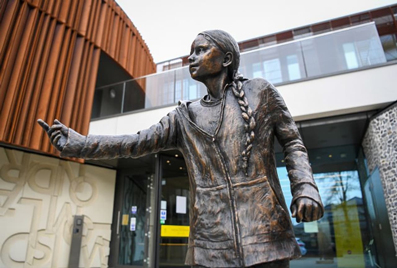 <p>അനാവശ്യ ചെലവാണ് ഗ്രേറ്റയുടെ പ്രതിമ നിർമ്മിക്കുന്നതിലൂടെ സർവകലാശാല ഉണ്ടാക്കി വച്ചതെന്ന് വിദ്യാർത്ഥികൾ ആരോപിക്കുമ്പോഴും അതിനെ എതിർക്കുകയാണ് അധികൃതർ. വിദ്യാർത്ഥികളില് നിന്നോ ജീവനക്കാരില് നിന്നോ അവർക്കവകാശപ്പെട്ടതോ ആയ പണം പ്രതിമ നിര്മ്മിക്കാനായി തിരിച്ചുവിട്ടിട്ടില്ലെന്നും സർവകലാശാല പിന്നാലെ അറിയിച്ചു. </p> <p>അനാവശ്യ ചെലവാണ് ഗ്രേറ്റയുടെ പ്രതിമ നിർമ്മിക്കുന്നതിലൂടെ സർവകലാശാല ഉണ്ടാക്കി വച്ചതെന്ന് വിദ്യാർത്ഥികൾ ആരോപിക്കുമ്പോഴും അതിനെ എതിർക്കുകയാണ് അധികൃതർ. വിദ്യാർത്ഥികളില് നിന്നോ ജീവനക്കാരില് നിന്നോ അവർക്കവകാശപ്പെട്ടതോ ആയ പണം പ്രതിമ നിര്മ്മിക്കാനായി തിരിച്ചുവിട്ടിട്ടില്ലെന്നും സർവകലാശാല പിന്നാലെ അറിയിച്ചു. </p>