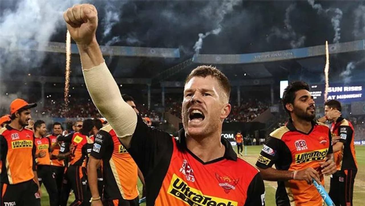 <p>సన్రైజర్స్ హైదరాబాద్కి ఐదు సీజన్లుగా కెప్టెన్గా వ్యవహారిస్తున్నాడు డేవిడ్ వార్నర్. 2016లొ సరిగ్గా ఇదే రోజున మే 29న రాయల్ ఛాలెంజర్స్ బెంగళూరును ఓడించి, టైటిల్ గెలిచింది సన్రైజర్స్ హైదరాబాద్.</p> <p>సన్రైజర్స్ హైదరాబాద్కి ఐదు సీజన్లుగా కెప్టెన్గా వ్యవహారిస్తున్నాడు డేవిడ్ వార్నర్. 2016లొ సరిగ్గా ఇదే రోజున మే 29న రాయల్ ఛాలెంజర్స్ బెంగళూరును ఓడించి, టైటిల్ గెలిచింది సన్రైజర్స్ హైదరాబాద్.</p>