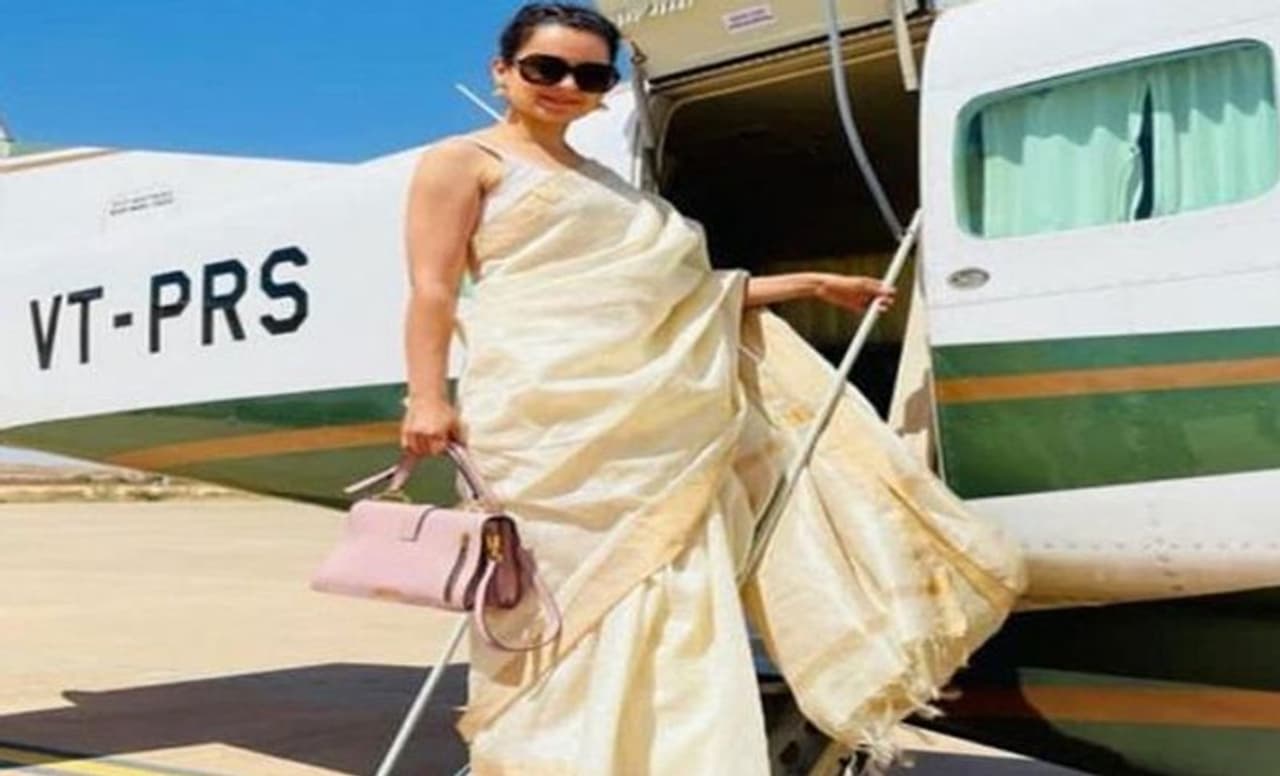 <p>ಕಂಗನಾ ರಣಾವತ್ ವಿಶೇಷ ವ್ಯಕ್ತಿಯನ್ನು ಭೇಟಿಯಾಗಲು ಚಾರ್ಟರ್ ವಿಮಾನದಿಂದ ರಾಜಸ್ಥಾನಕ್ಕೆ ಆಗಮಿಸಿದ್ದು, ಹಾರ್ಟ್ ಇಮೋಜಿ ಜೊತೆ ಈ ವಿಷಯವನ್ನು ಹಂಚಿಕೊಂಡಿದ್ದಾರೆ.<br /> </p> <p>ಕಂಗನಾ ರಣಾವತ್ ವಿಶೇಷ ವ್ಯಕ್ತಿಯನ್ನು ಭೇಟಿಯಾಗಲು ಚಾರ್ಟರ್ ವಿಮಾನದಿಂದ ರಾಜಸ್ಥಾನಕ್ಕೆ ಆಗಮಿಸಿದ್ದು, ಹಾರ್ಟ್ ಇಮೋಜಿ ಜೊತೆ ಈ ವಿಷಯವನ್ನು ಹಂಚಿಕೊಂಡಿದ್ದಾರೆ.<br /> </p>