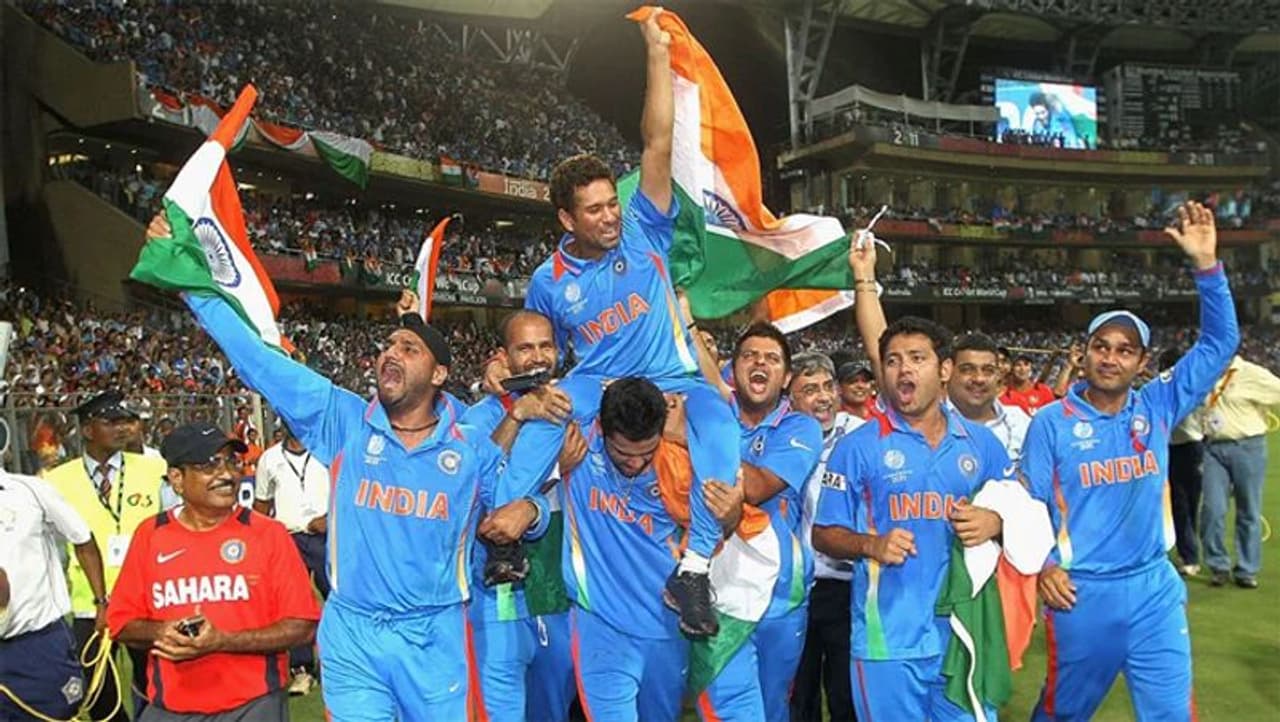 <p>10 ವರ್ಷಗಳ ಹಿಂದೆ ಎಂ.ಎಸ್.ಧೋನಿ ನೇತೃತ್ವದ ಟೀಂ ಇಂಡಿಯಾ ವಿಶ್ವ ಚಾಂಪಿಯನ್ ಕಿರೀಟ ಮುಡಿಗೇರಿಸಿಕೊಂಡಿತ್ತು. ಫೈನಲ್ ಪಂದ್ಯದಲ್ಲಿ ಶ್ರೀಲಂಕಾ ಮಣಿಸಿದ ಭಾರತ ವಿಶ್ವಕಪ್ ಟ್ರೋಫಿಗೆ ಮುತ್ತಿಕ್ಕಿತು. ಈ ಸಂಭ್ರಮಕ್ಕೆ ಇದೀಗ 10 ವರ್ಷ ಸಂದಿದೆ. ಇದೀಗ ಈ ತಂಡದಲ್ಲಿನ 6 ಕ್ರಿಕೆಟಿಗರು ಇನ್ನು ಕೆಲವೇ ದಿನದಲ್ಲಿ ಐಪಿಎಲ್ ಟೂರ್ನಿಯಲ್ಲಿ ಕಾಣಿಸಿಕೊಳ್ಳಲಿದ್ದಾರೆ.</p>