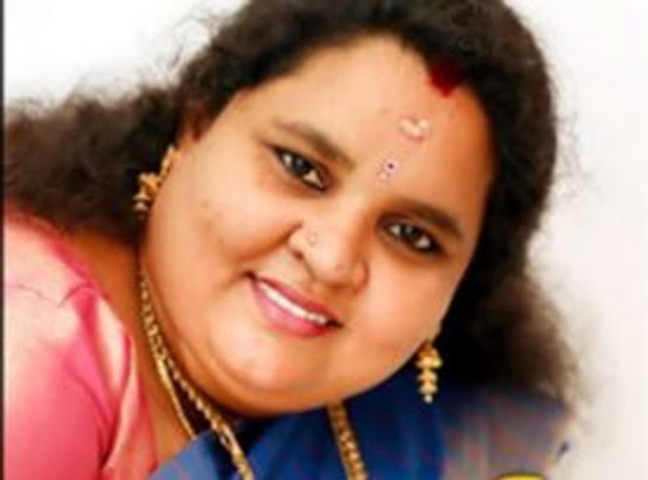 <h2> </h2><p>செந்தில் கணேஷ் ராஜலட்சுமியை போல் நாட்டுப்புற பாடகி மதுர மல்லி என்பவர், பல்வேறு பாடல்களை பாடியுள்ளார். இவர் "மாமான்னு கூப்பிடத்தான் மனசு சொல்லுது" என்ற பாடலை பாடி அதன் வீடியோவை கடந்த 2 ஆண்டுகளுக்கு முன்பே யூடியூபில் வெளியிட அது இரண்டு கோடிக்கும் மேற்பட்ட ரசிகர்களால் பார்க்கப்பட்டுள்ளது.</p> <h2> </h2><p>செந்தில் கணேஷ் ராஜலட்சுமியை போல் நாட்டுப்புற பாடகி மதுர மல்லி என்பவர், பல்வேறு பாடல்களை பாடியுள்ளார். இவர் "மாமான்னு கூப்பிடத்தான் மனசு சொல்லுது" என்ற பாடலை பாடி அதன் வீடியோவை கடந்த 2 ஆண்டுகளுக்கு முன்பே யூடியூபில் வெளியிட அது இரண்டு கோடிக்கும் மேற்பட்ட ரசிகர்களால் பார்க்கப்பட்டுள்ளது.</p>