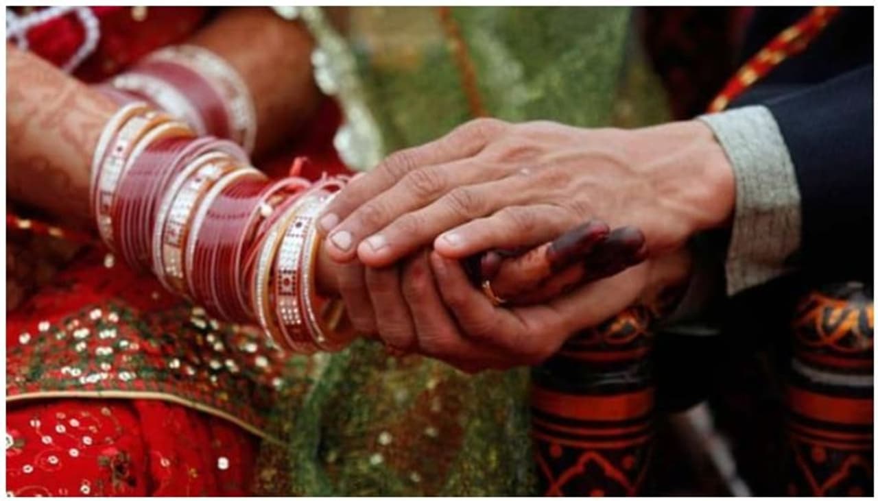 <p>ఇదో విచిత్ర సమస్య.. దేశంలో ఓ వైపు బాల్య వివాహాలు జరుగుతుంటే.. మరోవైపు వయసు మీద పడుతున్నా పెళ్లి కాకుండా మిగిలిపోతున్న యువతుల సంఖ్య పెరిగిపోతుండడం విచిత్రం. ఒక్కరు కాదు ఇద్దరు కాదు.. వందలు కాదు వీరి సంఖ్య వేలు దాటిపోతుండడం ఆశ్చర్యకరమైన విషయం. అక్కడ ఒక్క చోటే దాదాపు 50వేలమంది యువతులు ముప్పైయేళ్లు దాటినా వివాహాలకు నోచుకోక పుట్టింట్లోనే ఉండిపోతున్నారు.&nbsp;</p>