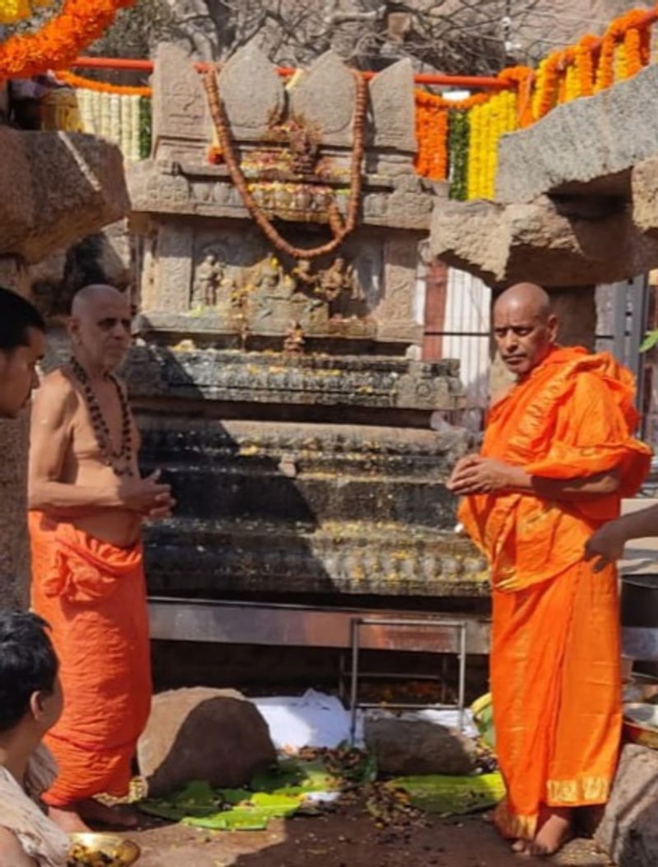 <p>ಕೊಪ್ಪಳ ಜಿಲ್ಲೆಯ ಗಂಗಾವತಿ ತಾಲೂಕಿನಲ್ಲಿರುವ ಆನೆಗೊಂದಿಯ ನವವೃಂದಾವನ ಗಡ್ಡೆ</p>