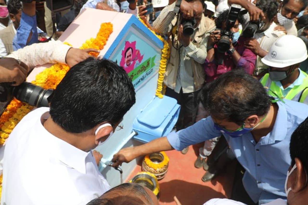 కుళాయిలను ప్రారంభిస్తున్న మంత్రి కేటీఆర్ కుళాయిలను ప్రారంభిస్తున్న మంత్రి కేటీఆర్