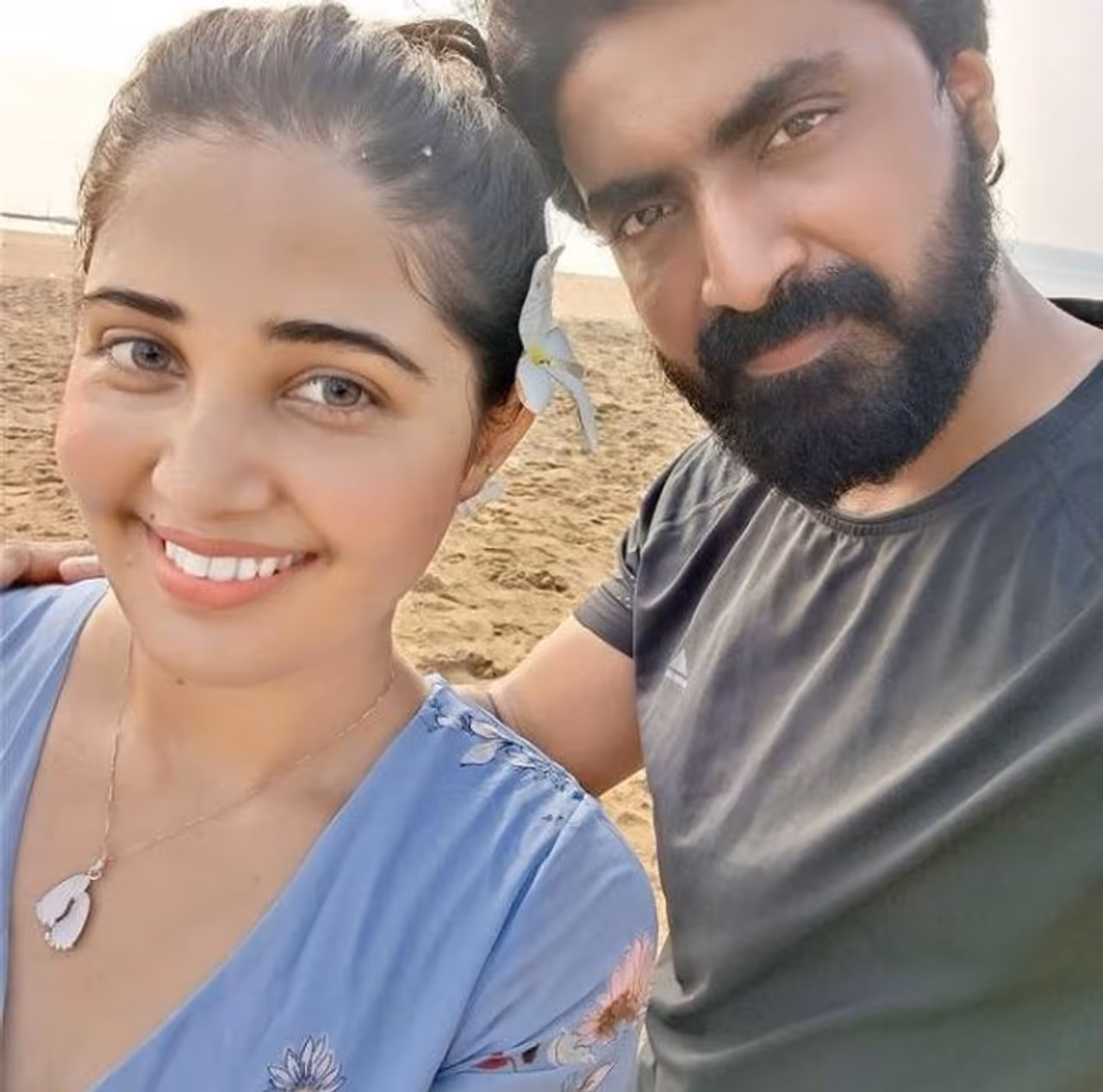 <p>பிரபல தனியார் தொலைக்காட்சியில் ஒளிபரப்பாகி வந்த இசை நிகழ்ச்சிகளை தொகுத்து வழங்குவதன் மூலம் பிரபலமானவர் ப்ரஜின், மெல்ல மெல்ல தன்னுடைய திறமைகளை வளர்த்து கொண்டு, சின்னத்திரை சீரியல் நடிகராக மாறினார்.</p>