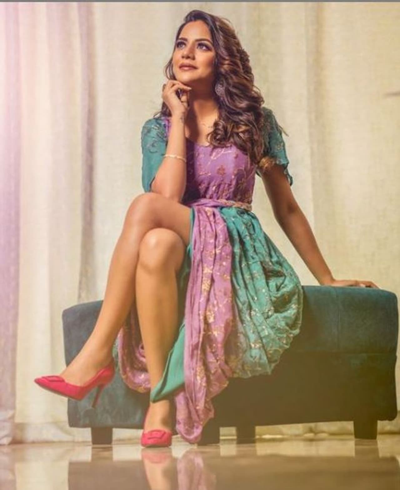 <p>கால் மேல் கால் போட்டு கவர்ச்சி போஸ் </p> <p>கால் மேல் கால் போட்டு கவர்ச்சி போஸ் </p>