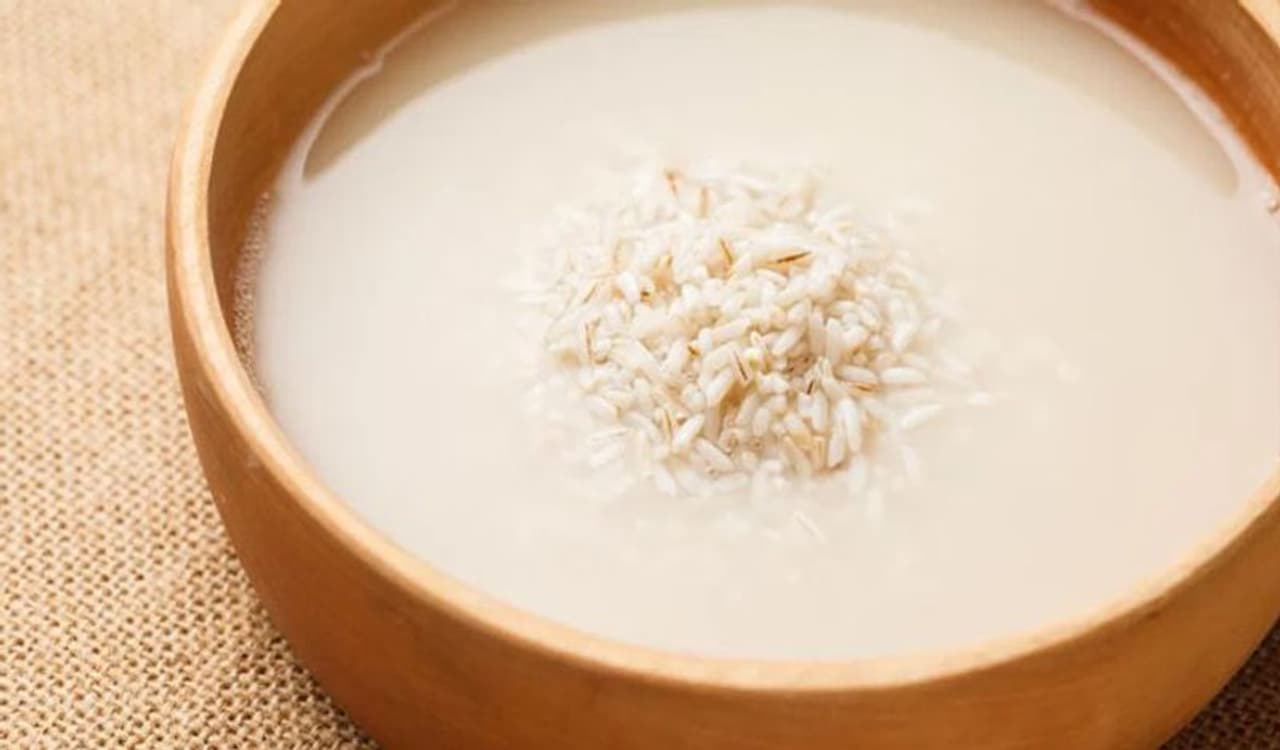 <p>ಹಿಂದೆಲ್ಲಾ ಹಿರಿಯರು ಅಡುಗೆ ಮಾಡುವ ಮುನ್ನ ಅಕ್ಕಿಯನ್ನು ನೆನೆಸಿಡುತ್ತಿದ್ದರು. ಅಡುಗೆಗೆ ಮೊದಲು ಅಕ್ಕಿಯನ್ನು ನೆನೆಸುವುದು ಏಕೆ ಮುಖ್ಯ ಎಂದು ತಿಳಿಯೋಣ. ಜೊತೆಗೆ ಅದರಿಂದ ಏನೆಲ್ಲಾ ಪ್ರಯೋಜನಗಳಿವೆ ಎನ್ನುವ ಕುರಿತಾಗಿ ಒಂದಷ್ಟು ಮಾಹಿತಿ ಇಲ್ಲಿದೆ.</p> <p>ಹಿಂದೆಲ್ಲಾ ಹಿರಿಯರು ಅಡುಗೆ ಮಾಡುವ ಮುನ್ನ ಅಕ್ಕಿಯನ್ನು ನೆನೆಸಿಡುತ್ತಿದ್ದರು. ಅಡುಗೆಗೆ ಮೊದಲು ಅಕ್ಕಿಯನ್ನು ನೆನೆಸುವುದು ಏಕೆ ಮುಖ್ಯ ಎಂದು ತಿಳಿಯೋಣ. ಜೊತೆಗೆ ಅದರಿಂದ ಏನೆಲ್ಲಾ ಪ್ರಯೋಜನಗಳಿವೆ ಎನ್ನುವ ಕುರಿತಾಗಿ ಒಂದಷ್ಟು ಮಾಹಿತಿ ಇಲ್ಲಿದೆ.</p>