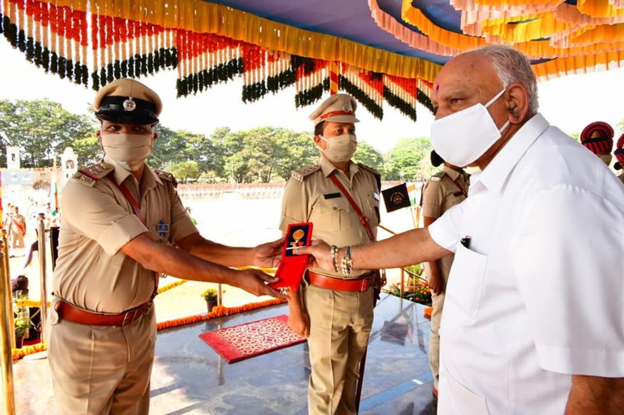 <p>ಶುಕ್ರವಾರ ಕೋರಮಂಗಲದ ಕೆಎಸ್ಆರ್ಪಿ ಪರೇಡ್ ಮೈದಾನದಲ್ಲಿ ರಾಜ್ಯ ಪೊಲೀಸ್ ಇಲಾಖೆ ಆಯೋಜಿಸಿದ್ದ ‘ಪೊಲೀಸ್ ಧ್ವಜ ದಿನಾಚರಣೆ ಹಾಗೂ ಮುಖ್ಯಮಂತ್ರಿ ಪದಕ ಪ್ರದಾನ ಕಾರ್ಯಕ್ರಮ’ದಲ್ಲಿ ಪಾಲ್ಗೊಂಡು ಅವರು ಮಾತನಾಡಿದರು. ಸಂಕೀರ್ಣ ಪ್ರಕರಣಗಳ ಕ್ಲಿಷ್ಟಕರ ಪರಿಸ್ಥಿತಿಯಲ್ಲೂ ಪೊಲೀಸರು ಸಹನೆ ಕಳೆದುಕೊಳ್ಳದೆ ಅತ್ಯಂತ ಚಾಣಾಕ್ಷತನದಿಂದ ಭೇದಿಸುವಲ್ಲಿ ಯಶಸ್ವಿಯಾಗಿದ್ದಾರೆ. ಸೈಬರ್ ಅಪರಾಧ ಕೃತ್ಯಗಳನ್ನು ಪೊಲೀಸರು ಪತ್ತೆ ಮಾಡಿದ್ದಾರೆ. ಬ್ಯಾಂಕುಗಳಲ್ಲಿ ವಂಚನೆ ಕೃತ್ಯಗಳನ್ನು ಆರ್ಬಿಐ ಸಹಕಾರದಲ್ಲಿ ನಿಯಂತ್ರಿಸಿದ್ದೇವೆ. ಆದ್ದರಿಂದಲೇ ಕರ್ನಾಟಕ ಪೊಲೀಸರಿಗೆ ದೇಶದಲ್ಲೇ ಅತ್ಯುತ್ತಮ ಹೆಸರು ಕೀರ್ತಿ ಸಂದಿದೆ. ಆದರೂ ಟೀಕೆ ಟಿಪ್ಪಣೆ ಕೇಳಿಬರುತ್ತವೆ. ವೃತ್ತಿ ಜೀವನದಲ್ಲಿ ಇವೆಲ್ಲ ಸರ್ವೆ ಸಾಮಾನ್ಯ ವಿಷಯ ಎಂದರು.</p> <p>ಶುಕ್ರವಾರ ಕೋರಮಂಗಲದ ಕೆಎಸ್ಆರ್ಪಿ ಪರೇಡ್ ಮೈದಾನದಲ್ಲಿ ರಾಜ್ಯ ಪೊಲೀಸ್ ಇಲಾಖೆ ಆಯೋಜಿಸಿದ್ದ ‘ಪೊಲೀಸ್ ಧ್ವಜ ದಿನಾಚರಣೆ ಹಾಗೂ ಮುಖ್ಯಮಂತ್ರಿ ಪದಕ ಪ್ರದಾನ ಕಾರ್ಯಕ್ರಮ’ದಲ್ಲಿ ಪಾಲ್ಗೊಂಡು ಅವರು ಮಾತನಾಡಿದರು. ಸಂಕೀರ್ಣ ಪ್ರಕರಣಗಳ ಕ್ಲಿಷ್ಟಕರ ಪರಿಸ್ಥಿತಿಯಲ್ಲೂ ಪೊಲೀಸರು ಸಹನೆ ಕಳೆದುಕೊಳ್ಳದೆ ಅತ್ಯಂತ ಚಾಣಾಕ್ಷತನದಿಂದ ಭೇದಿಸುವಲ್ಲಿ ಯಶಸ್ವಿಯಾಗಿದ್ದಾರೆ. ಸೈಬರ್ ಅಪರಾಧ ಕೃತ್ಯಗಳನ್ನು ಪೊಲೀಸರು ಪತ್ತೆ ಮಾಡಿದ್ದಾರೆ. ಬ್ಯಾಂಕುಗಳಲ್ಲಿ ವಂಚನೆ ಕೃತ್ಯಗಳನ್ನು ಆರ್ಬಿಐ ಸಹಕಾರದಲ್ಲಿ ನಿಯಂತ್ರಿಸಿದ್ದೇವೆ. ಆದ್ದರಿಂದಲೇ ಕರ್ನಾಟಕ ಪೊಲೀಸರಿಗೆ ದೇಶದಲ್ಲೇ ಅತ್ಯುತ್ತಮ ಹೆಸರು ಕೀರ್ತಿ ಸಂದಿದೆ. ಆದರೂ ಟೀಕೆ ಟಿಪ್ಪಣೆ ಕೇಳಿಬರುತ್ತವೆ. ವೃತ್ತಿ ಜೀವನದಲ್ಲಿ ಇವೆಲ್ಲ ಸರ್ವೆ ಸಾಮಾನ್ಯ ವಿಷಯ ಎಂದರು.</p>