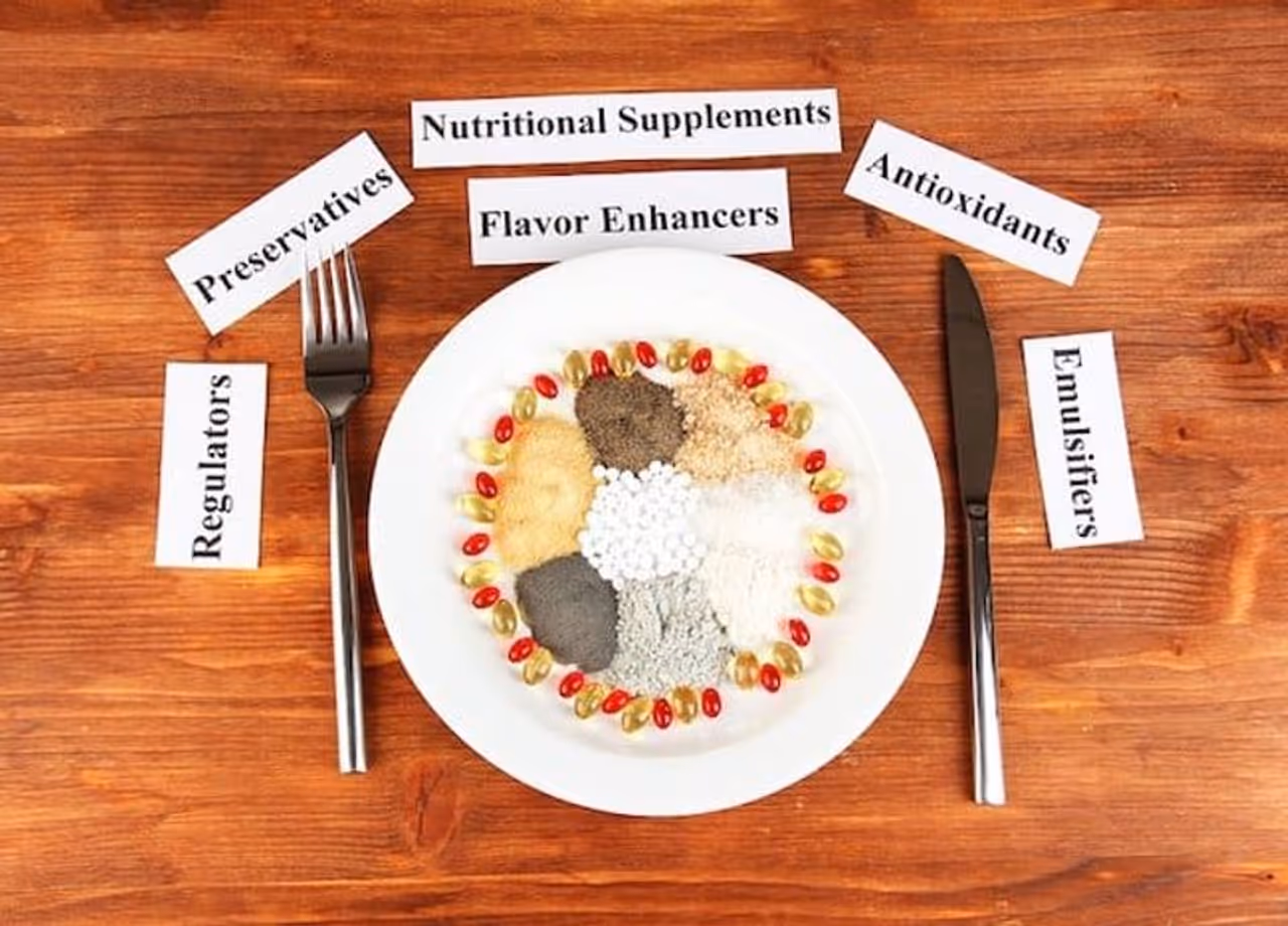 <p>പായ്ക്കറ്റ് ഭക്ഷണങ്ങളിൽ ചേർക്കുന്ന പ്രിസർവേറ്റീവുകൾ, നിറം ലഭിക്കാനായി ചേർക്കുന്ന കളറിങ് ഏജന്റുകൾ തുടങ്ങിയവയും അലർജിക്ക് കാരണമാകാം.&nbsp;<br />&nbsp;</p>