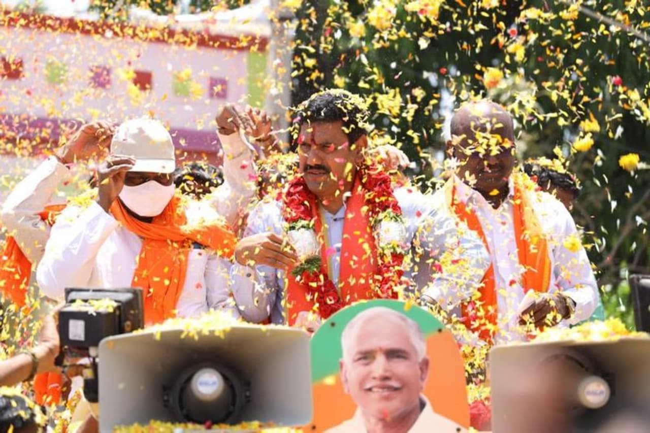 <p>ಮಸ್ಕಿ ಉಪಚುನಾವಣೆ ನಿಮಿತ್ತ ಮುದಗಲ್ ಪಟ್ಟಣದಲ್ಲಿ ಮಾತನಾಡಿದ ಅವರು, ಮತದಾರರನ್ನು ಓಲೈಸಲು ಕಾಂಗ್ರೆಸ್ ಹಣ, ಹೆಂಡದ ಮೊರೆ ಹೋಗುತ್ತಿದೆ. ಈ ಹಿಂದೆ ರಾಜ್ಯದಲ್ಲಿ ನಡೆದ ಉಪಚುನಾವಣೆಗಳ ಫಲಿತಾಂಶ ಈಗಿನ ಉಪಚುನಾವಣೆಗೆ ದಿಕ್ಸೂಚಿಯಾಗಿದೆ ಎಂದು ತಿಳಿಸಿದ್ದಾರೆ.</p> <p>ಮಸ್ಕಿ ಉಪಚುನಾವಣೆ ನಿಮಿತ್ತ ಮುದಗಲ್ ಪಟ್ಟಣದಲ್ಲಿ ಮಾತನಾಡಿದ ಅವರು, ಮತದಾರರನ್ನು ಓಲೈಸಲು ಕಾಂಗ್ರೆಸ್ ಹಣ, ಹೆಂಡದ ಮೊರೆ ಹೋಗುತ್ತಿದೆ. ಈ ಹಿಂದೆ ರಾಜ್ಯದಲ್ಲಿ ನಡೆದ ಉಪಚುನಾವಣೆಗಳ ಫಲಿತಾಂಶ ಈಗಿನ ಉಪಚುನಾವಣೆಗೆ ದಿಕ್ಸೂಚಿಯಾಗಿದೆ ಎಂದು ತಿಳಿಸಿದ್ದಾರೆ.</p>