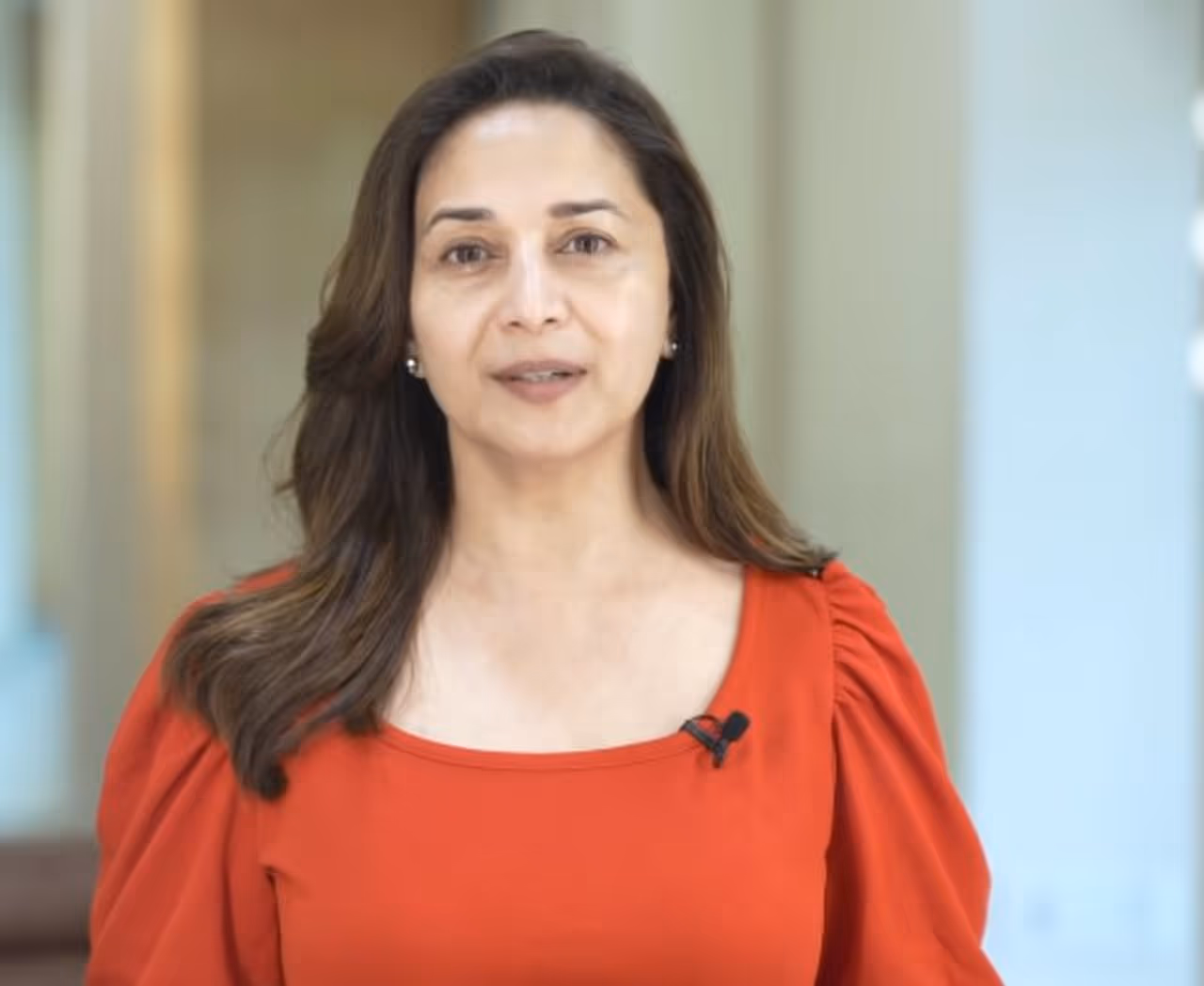 <p>ಮಾಧುರಿ ದೀಕ್ಷಿತ್ ಸಾಮಾನ್ಯವಾಗಿ ತನ್ನ ಫ್ಯಾಷನ್ ಮತ್ತು ಮೇಕ್ಅಪ್ ಆಯ್ಕೆಗಳನ್ನು ಸರಳ ಮತ್ತು ಕನಿಷ್ಠವಾಗಿಡಲು ಇಷ್ಟಪಡುತ್ತಾರೆ ಎಂದರೆ ತಪ್ಪಾಗಲಾರದು.</p>